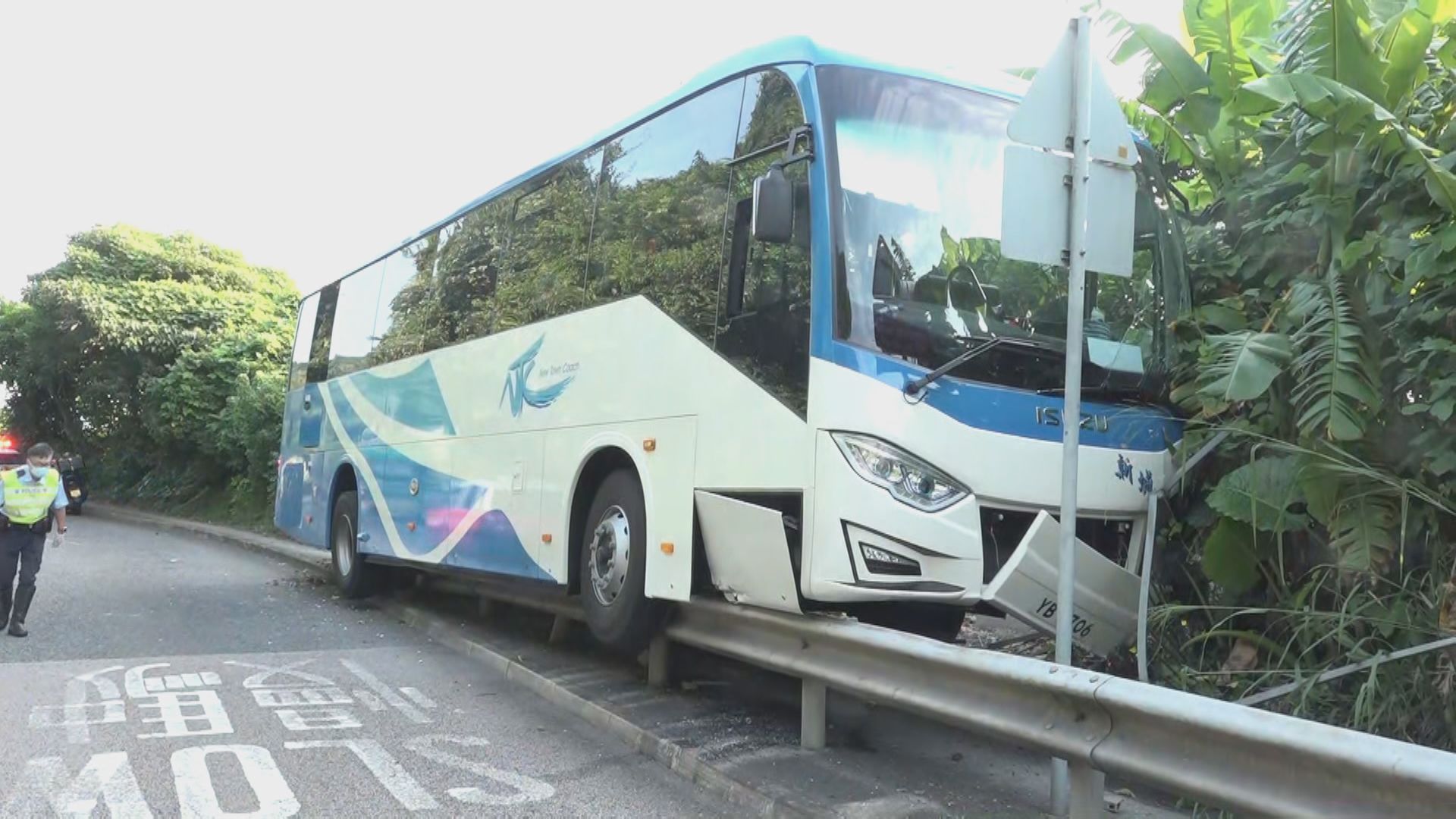 西貢公路旅遊巴失事撞欄　司機死亡