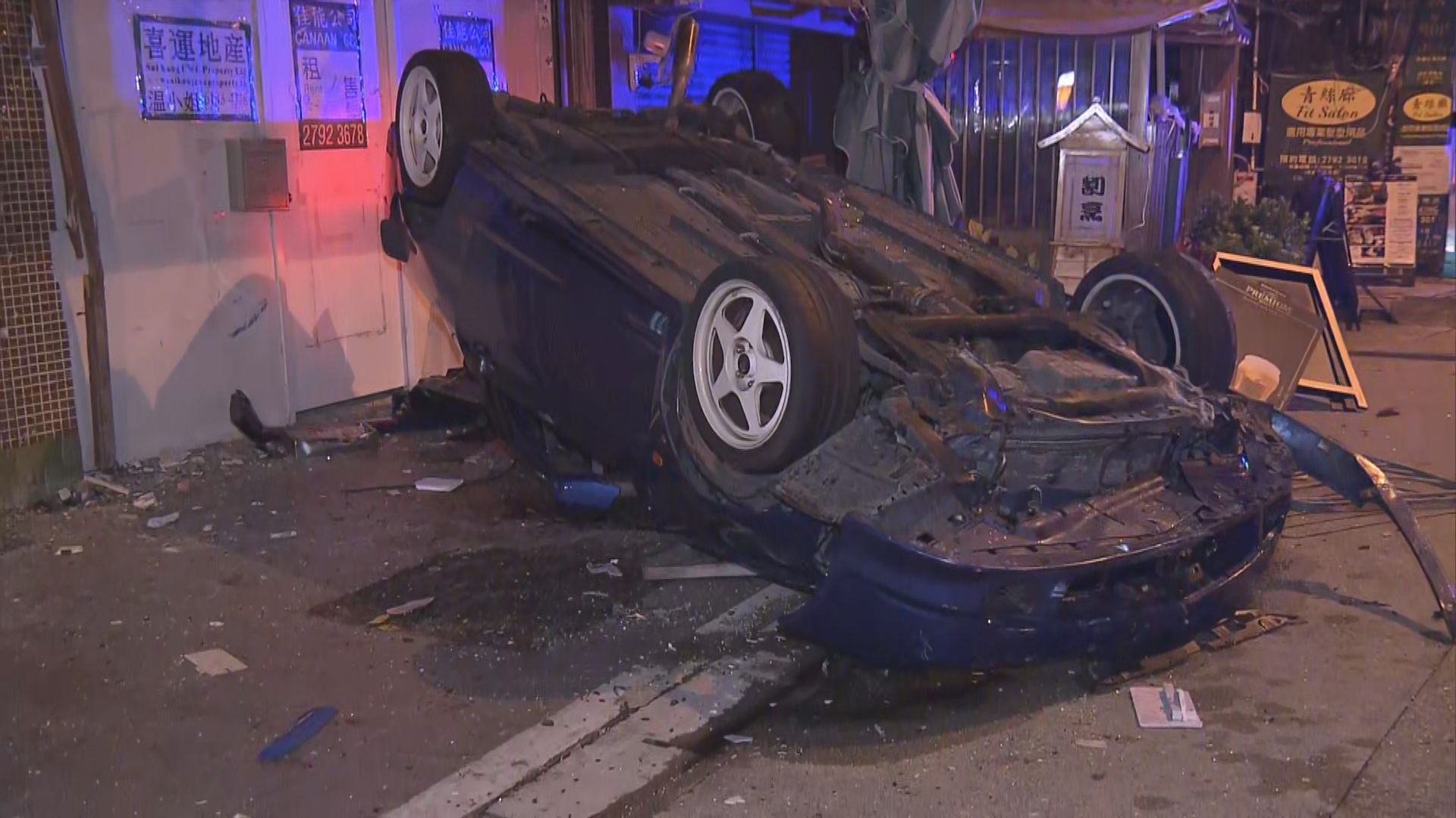 西貢私家車剷行人路撞店舖翻轉 3人受傷