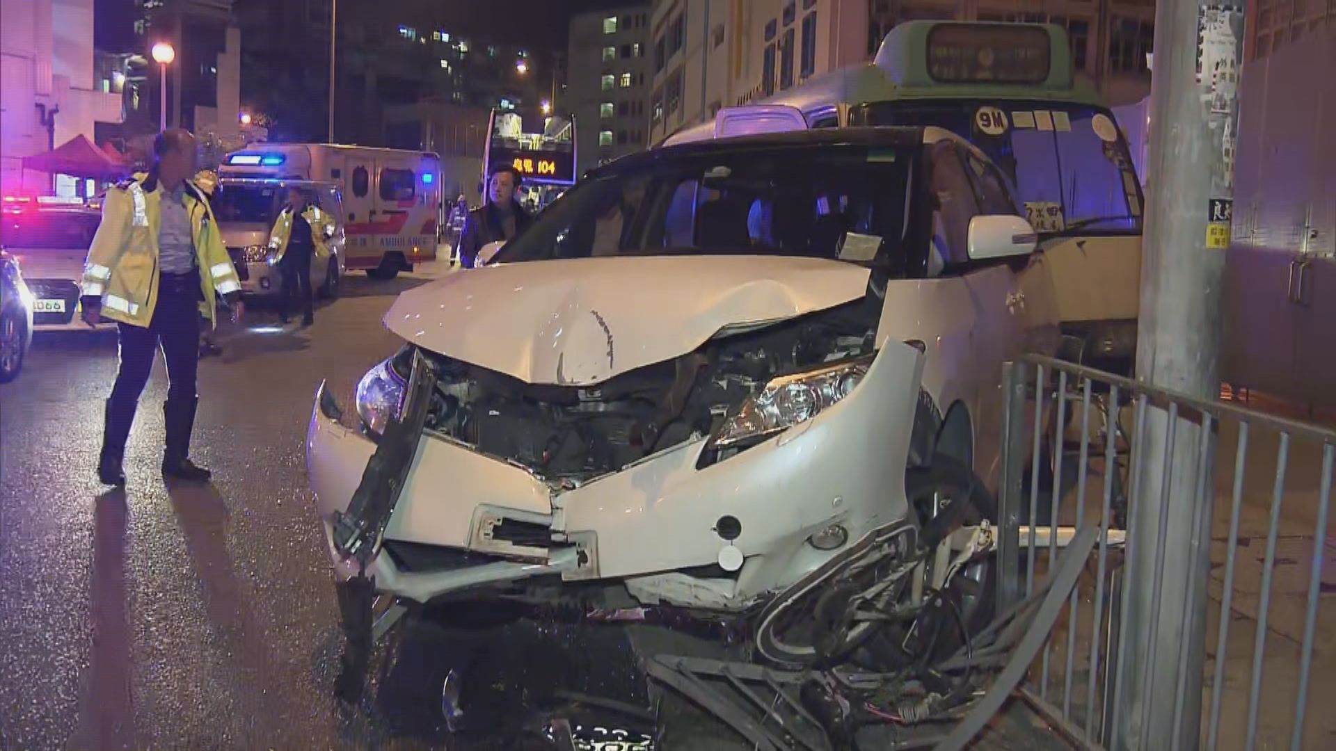 石硤尾小巴私家車相撞　一死兩傷