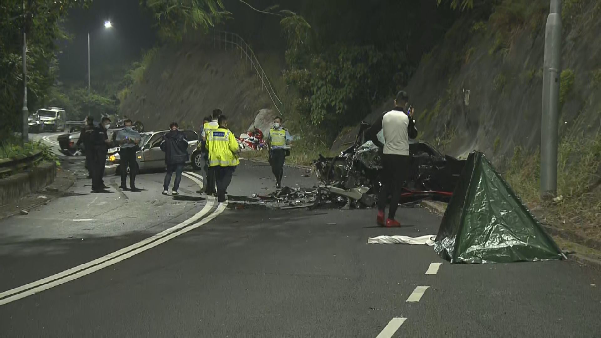 大埔新娘潭路晚上四車相撞　至少兩人死亡