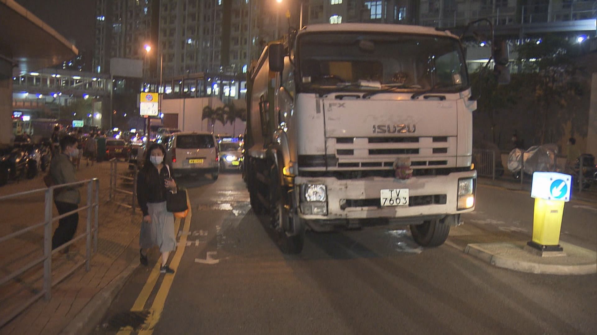 秀茂坪有垃圾車撞倒過路女途人　昏迷送院