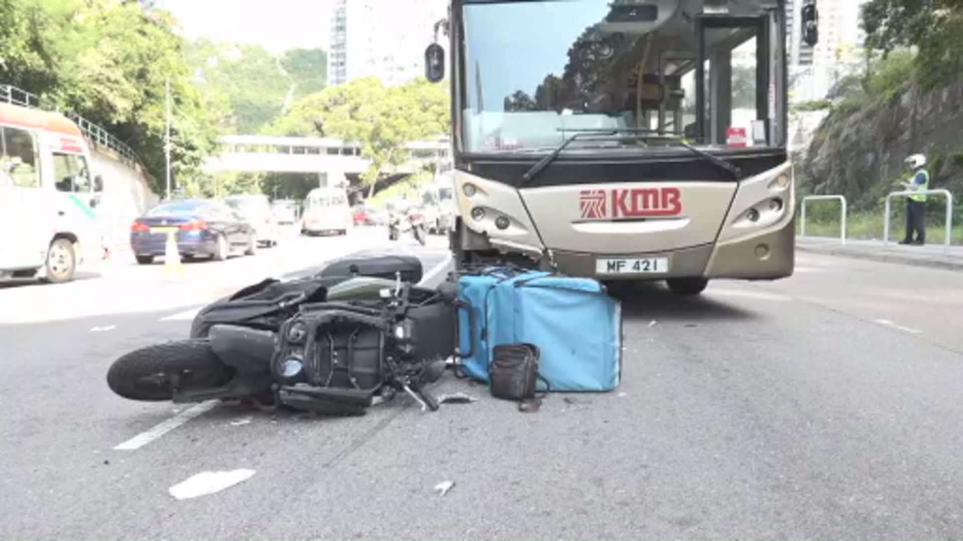 秀茂坪電單車巴士相撞　電單車司機傷重不治