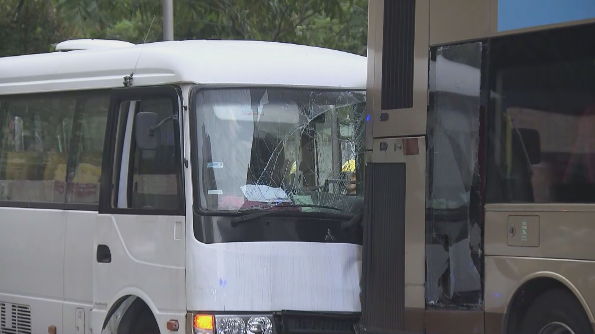 秀茂坪小巴撼巴士 初步14人傷