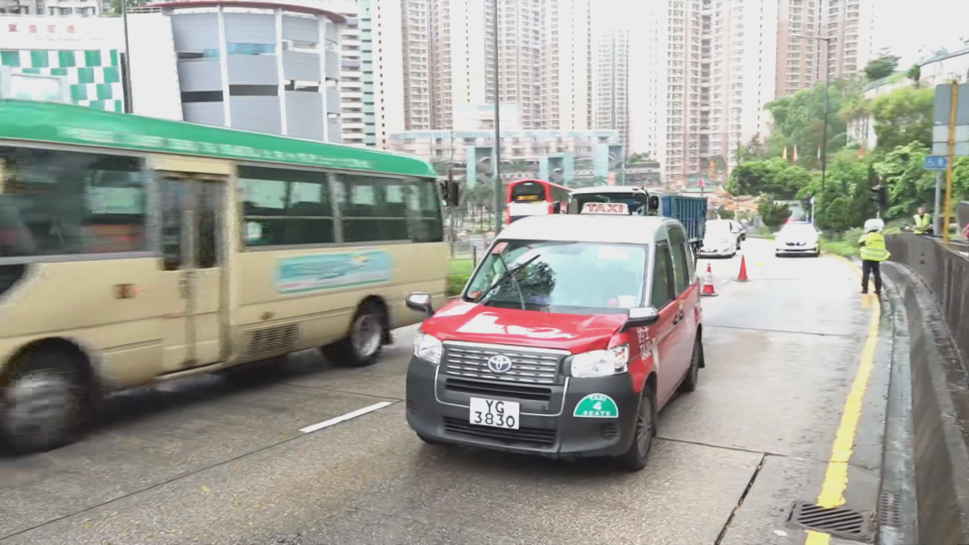 秀茂坪男途人過馬路時遭的士撞傷