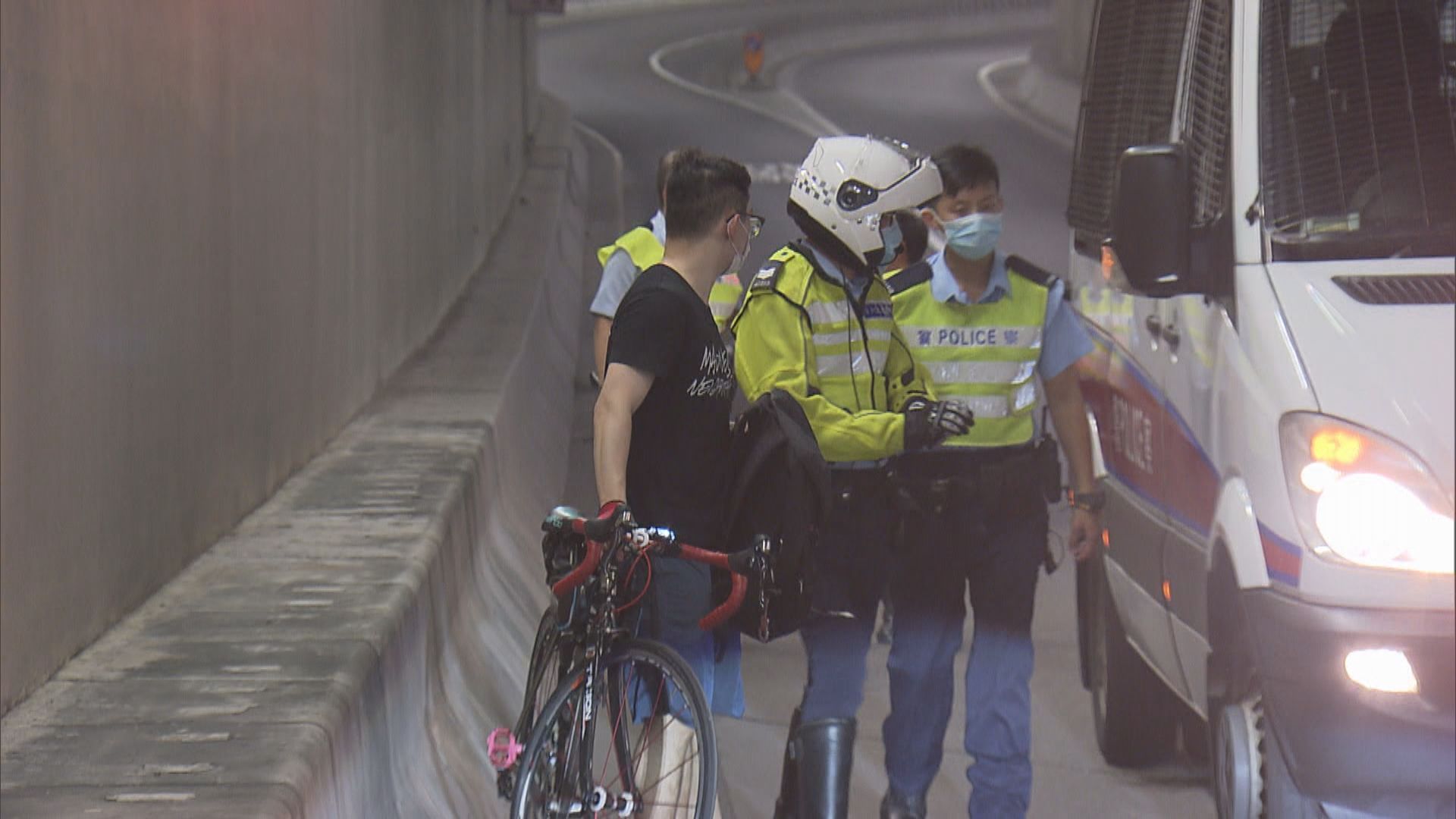 新蒲崗踏單車漢失事撞壆傷