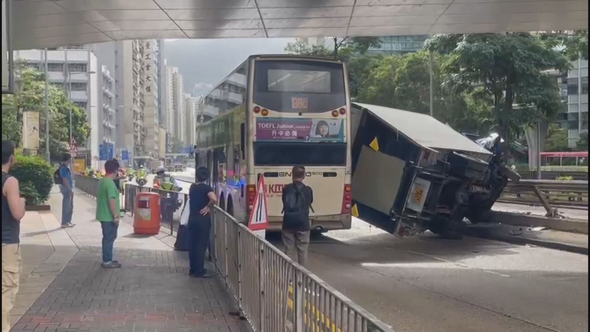 太子道東貨車與巴士相撞一人傷
