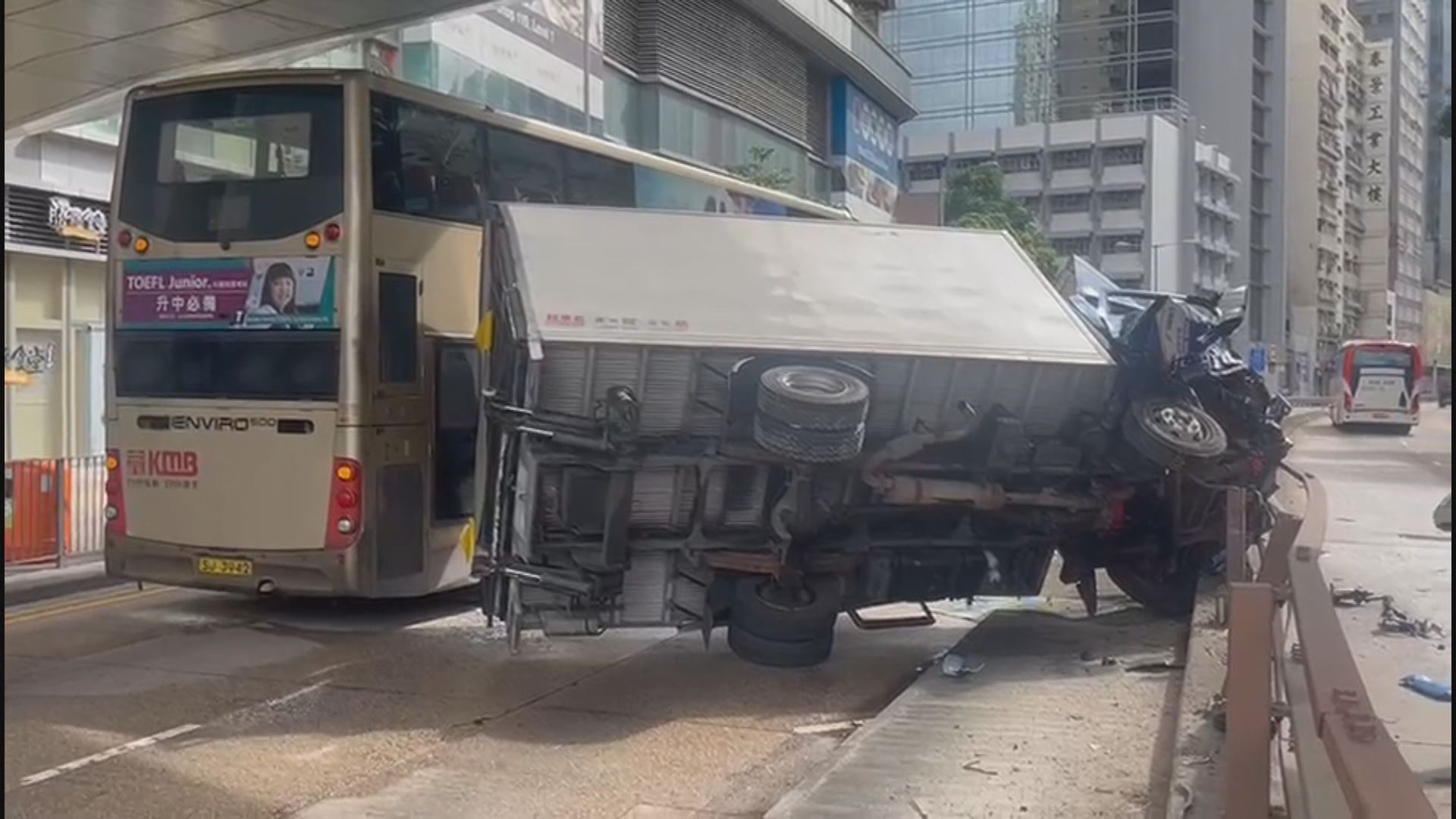 新蒲崗貨車翻側再撞巴士 太子道東往觀塘方向一度擠塞