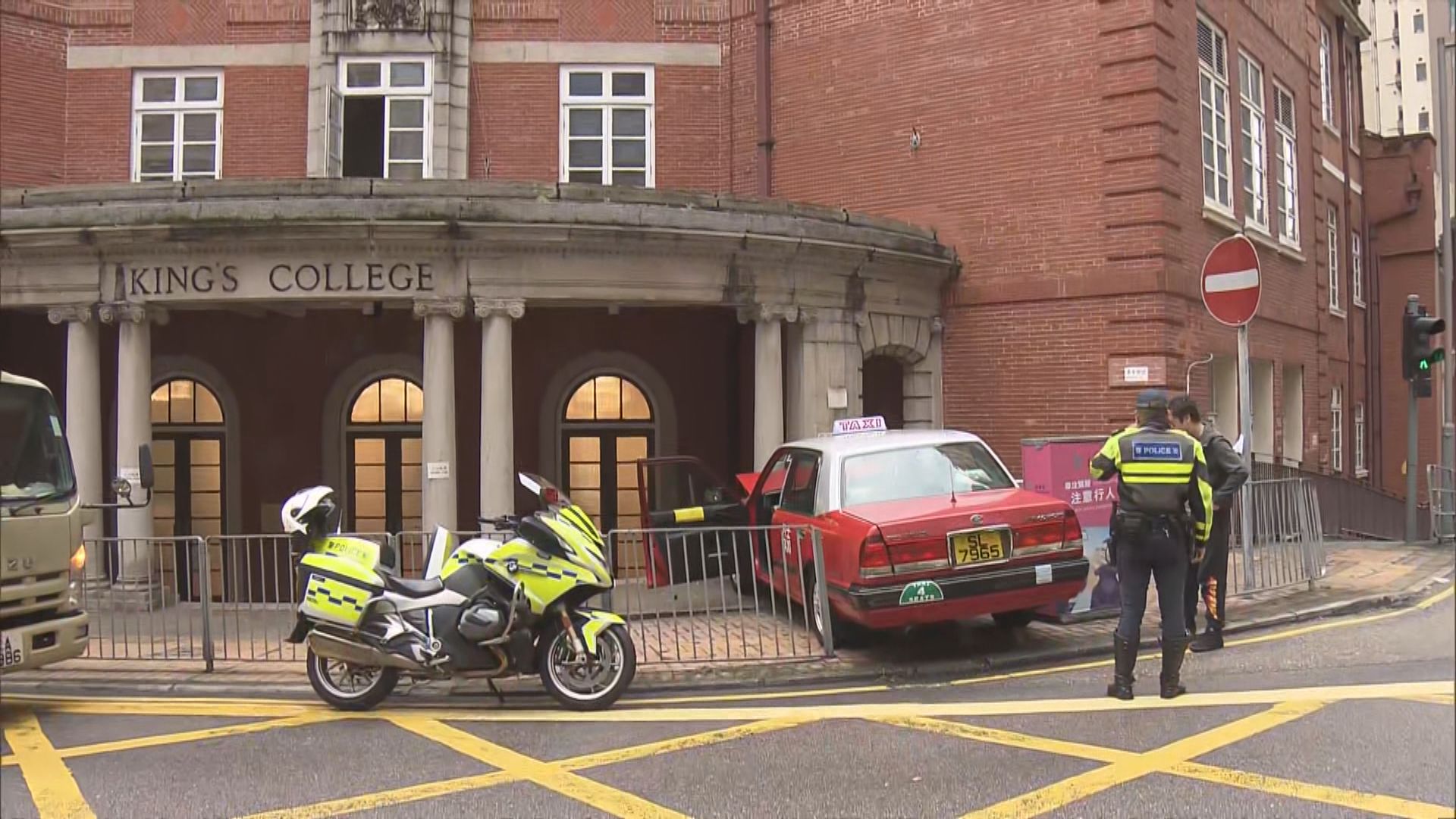 上環般咸道的士剷上行人路兩人傷