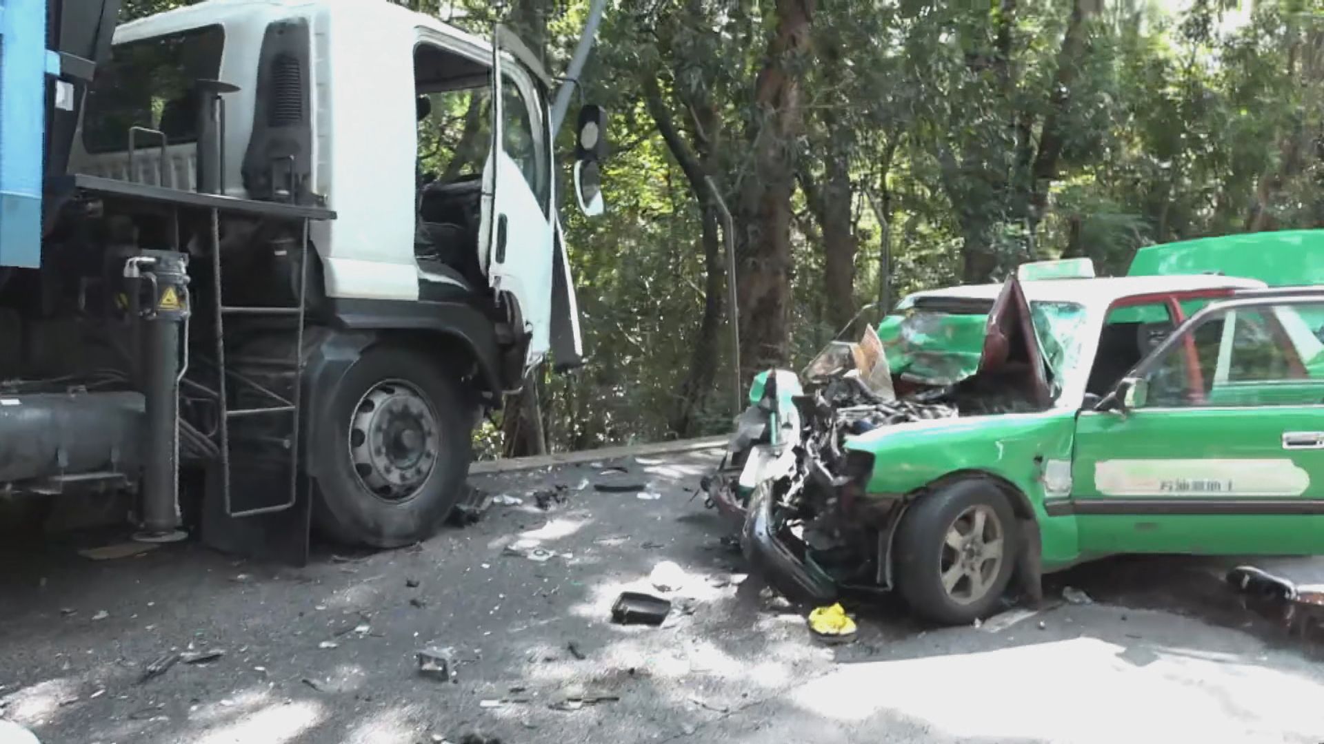 粉錦公路綠的貨車迎頭相撞　的士司機及女乘客送院不治