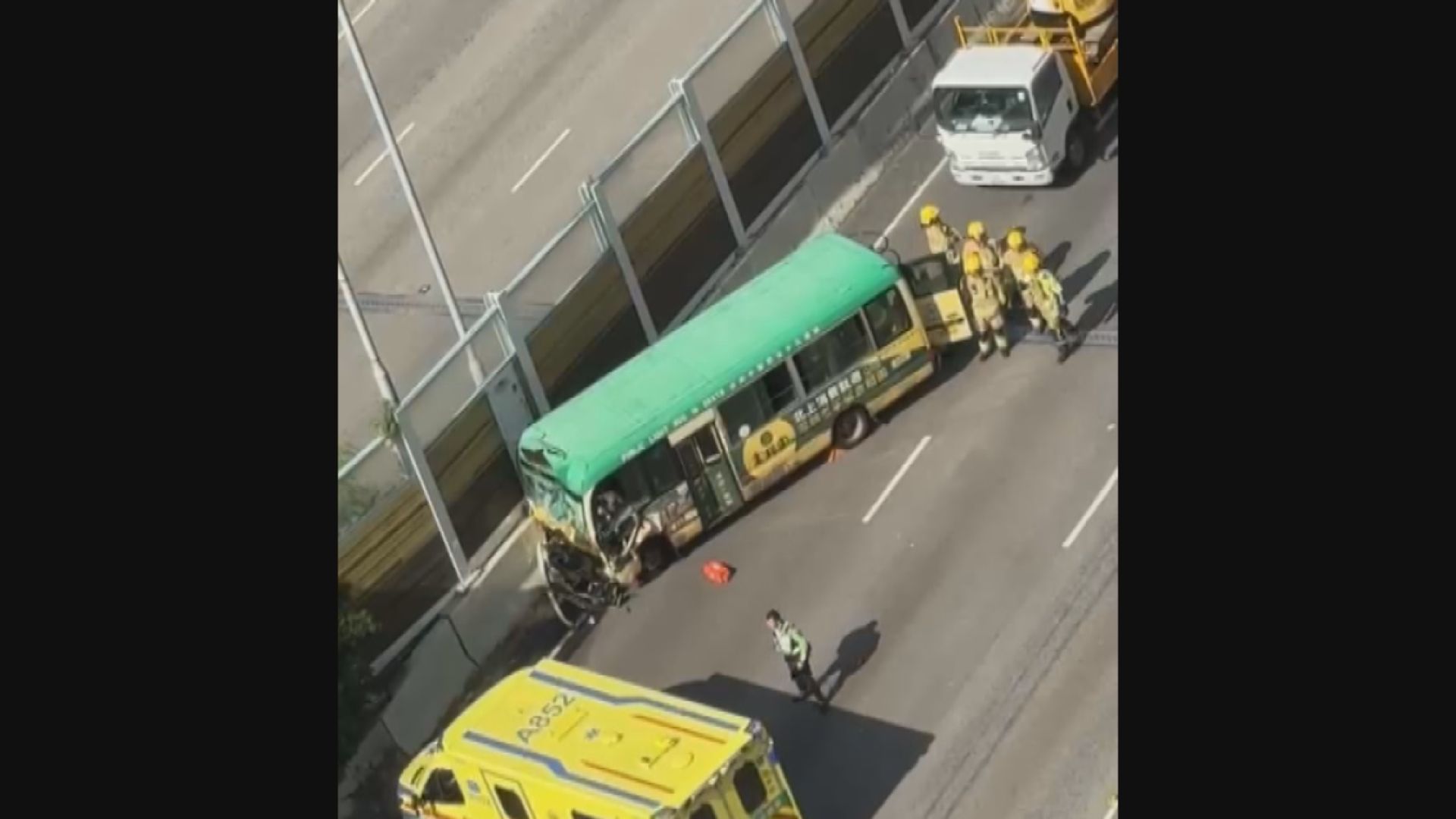 粉嶺公路近彩園邨小巴與工程車相撞　約20人受傷