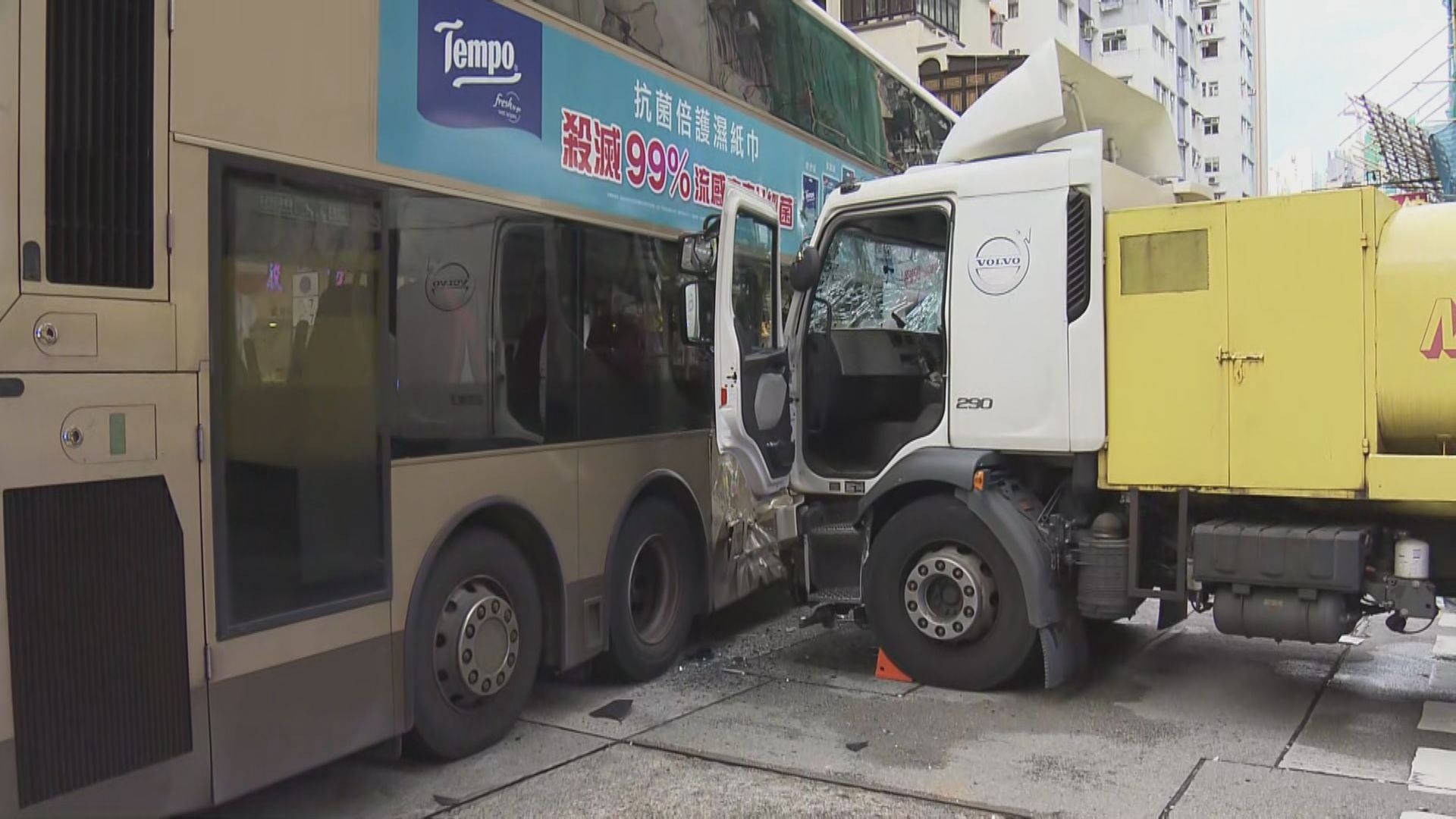 深水埗巴士及洗街車相撞　22人受傷