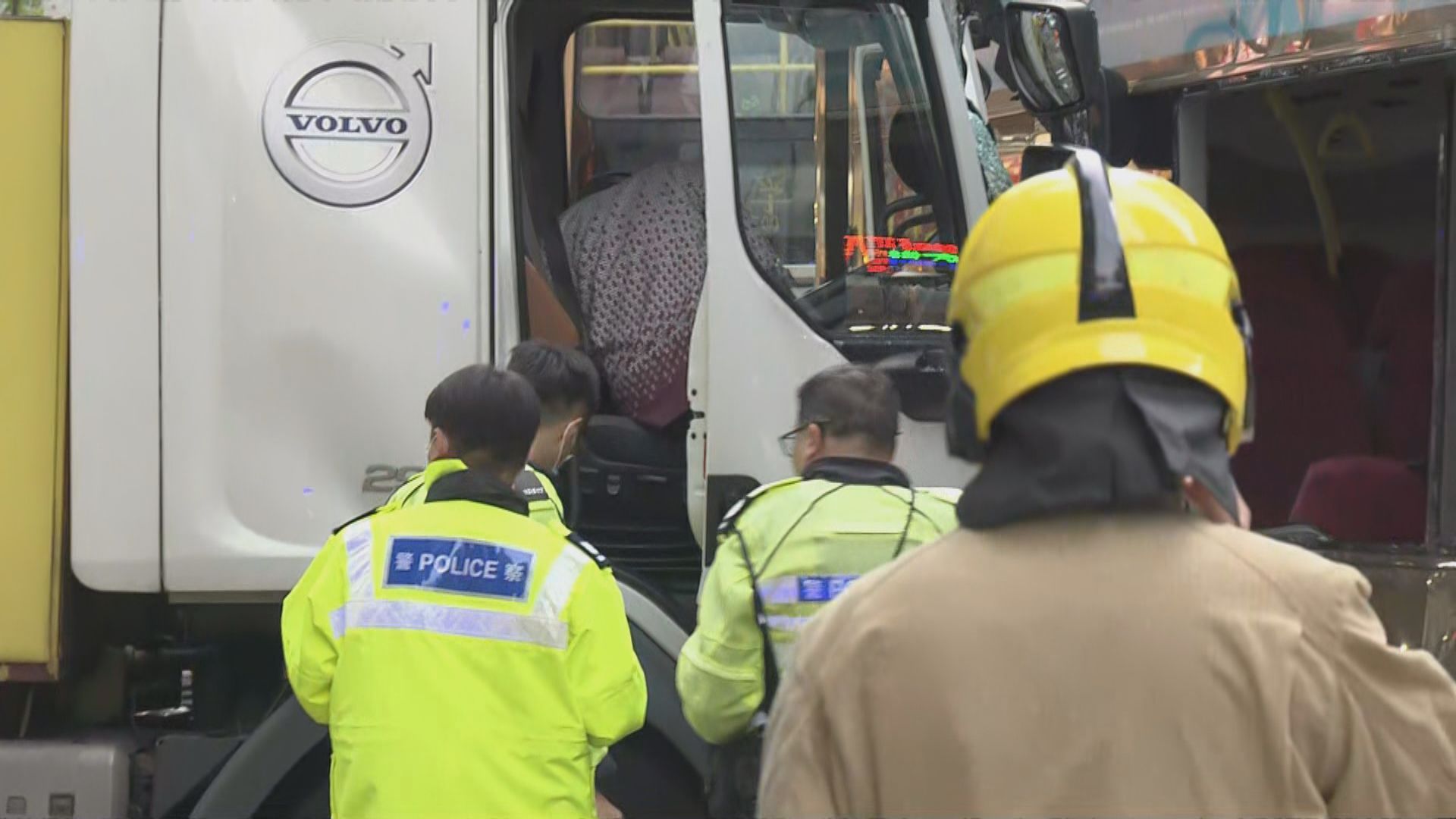 深水埗巴士及洗街車相撞　洗街車司機涉嫌危險駕駛被捕