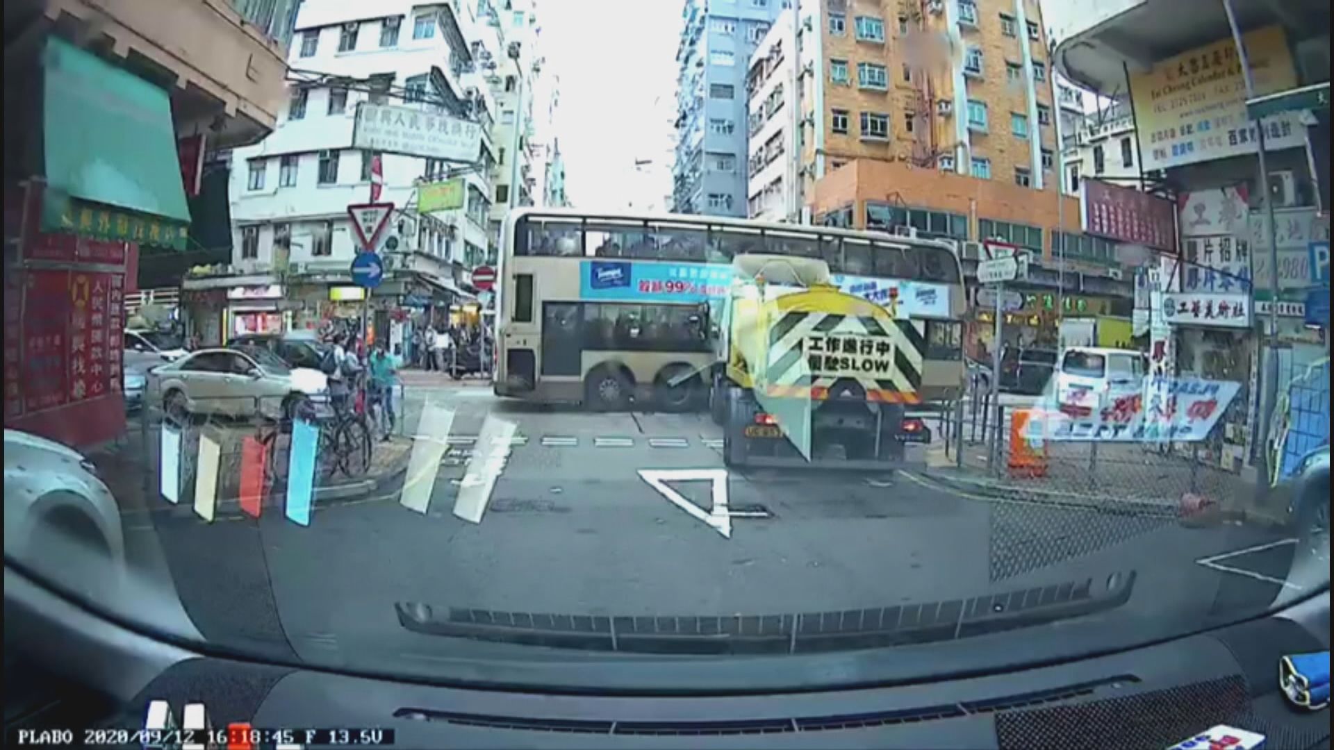 深水埗洗街車攔腰撞巴士　巴士右邊中間車身凹陷