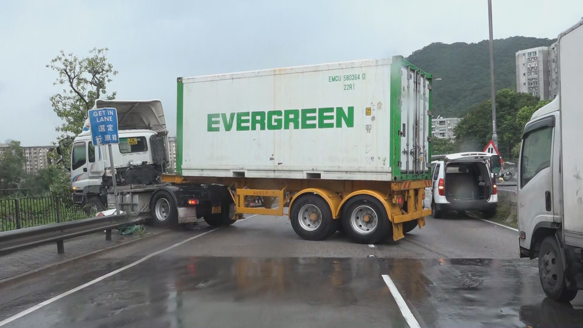 龍翔道貨櫃車私家車相撞兩人傷　往荃灣方向全封