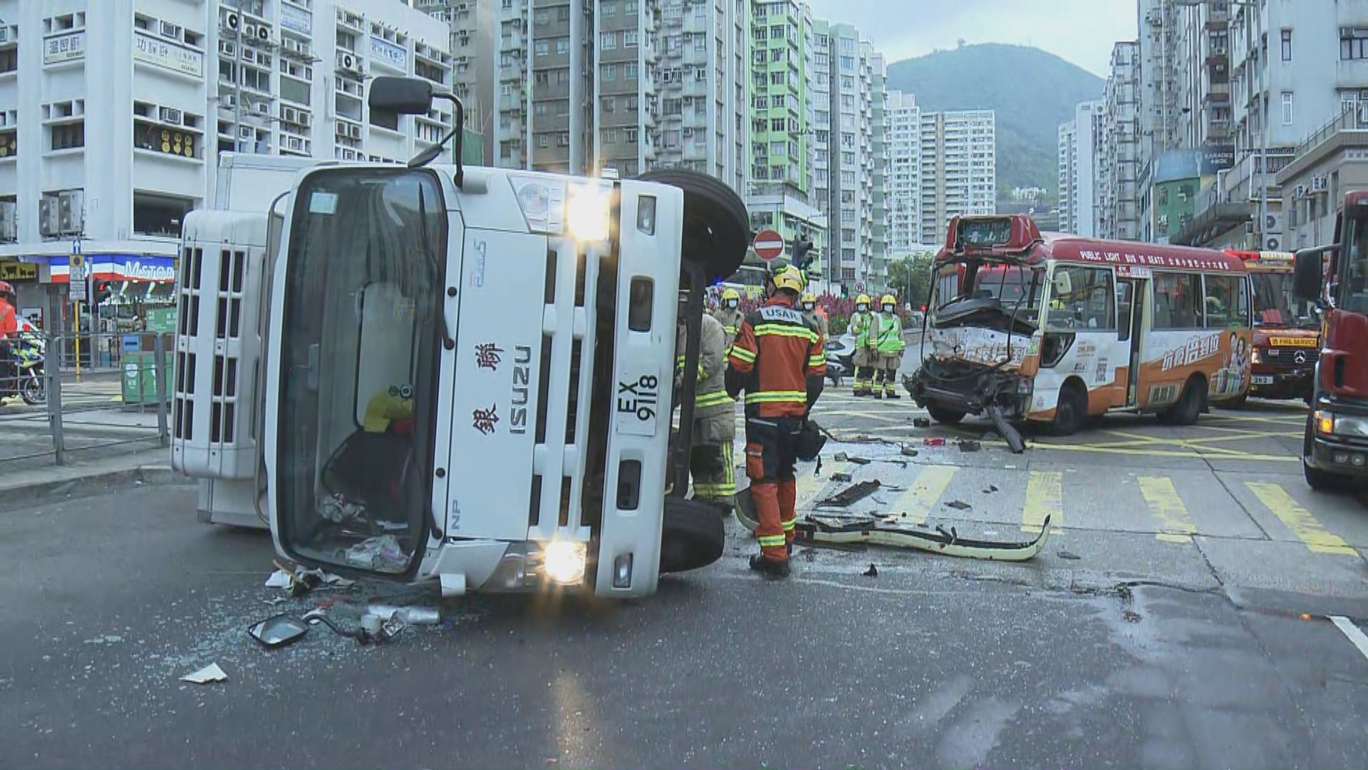 長沙灣小巴與貨車相撞十一人傷