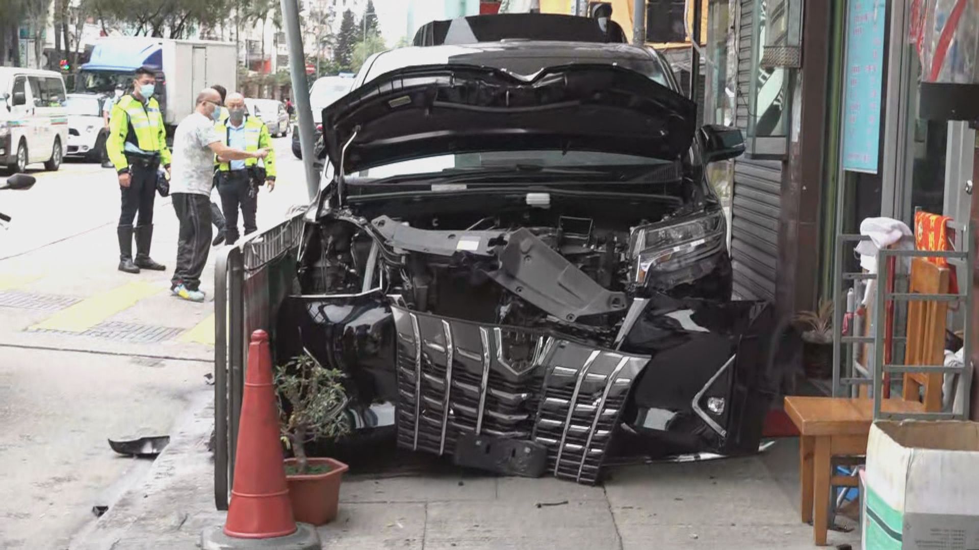 深水埗七人車與私家車相撞一人傷