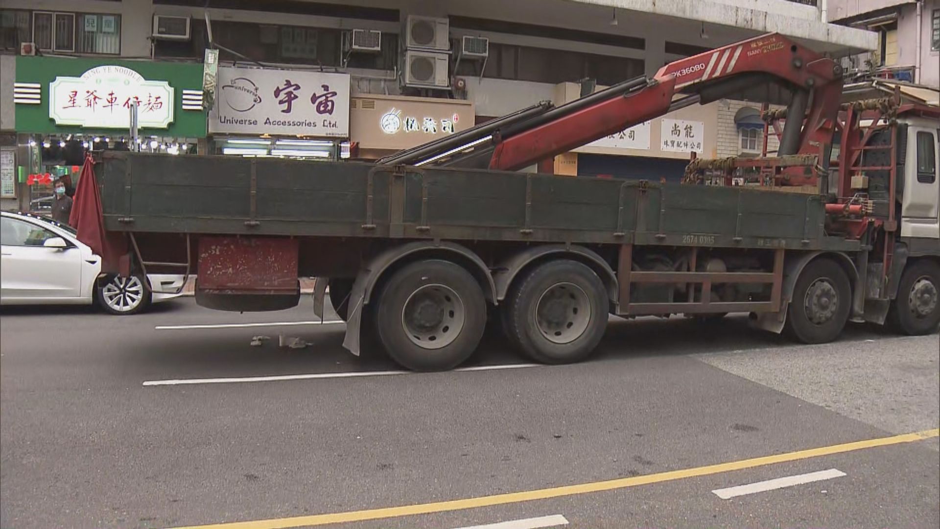 深水埗吊臂車撞傷過路女子
