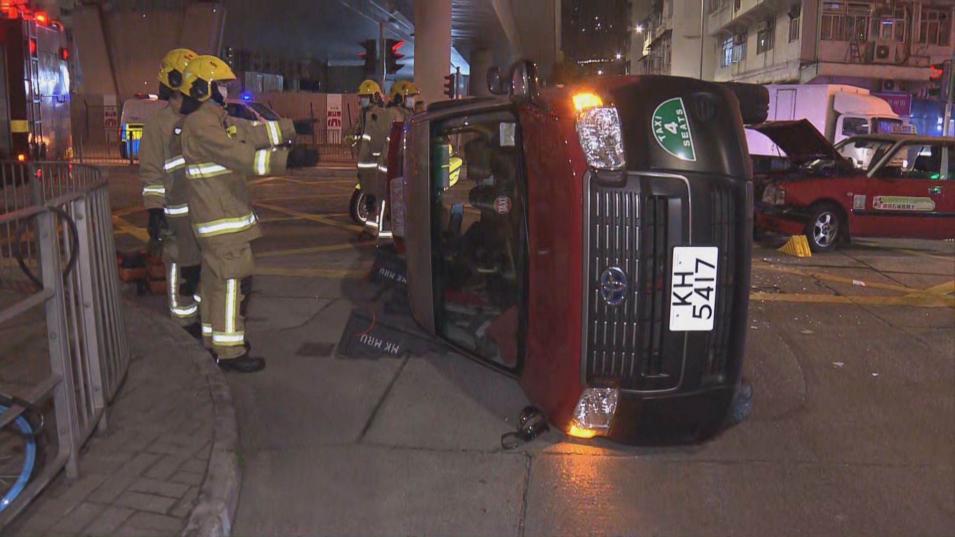 深水埗兩的士相撞四人受傷