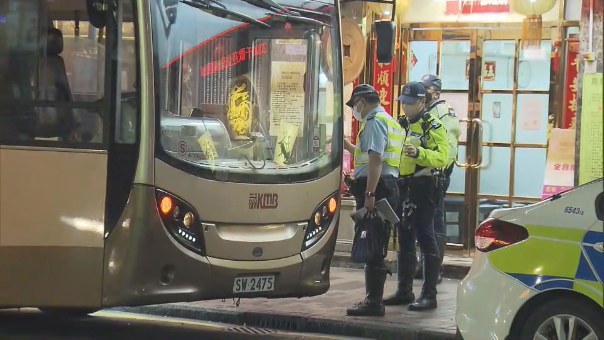 石硤尾青年捱巴士撞　昏迷送院