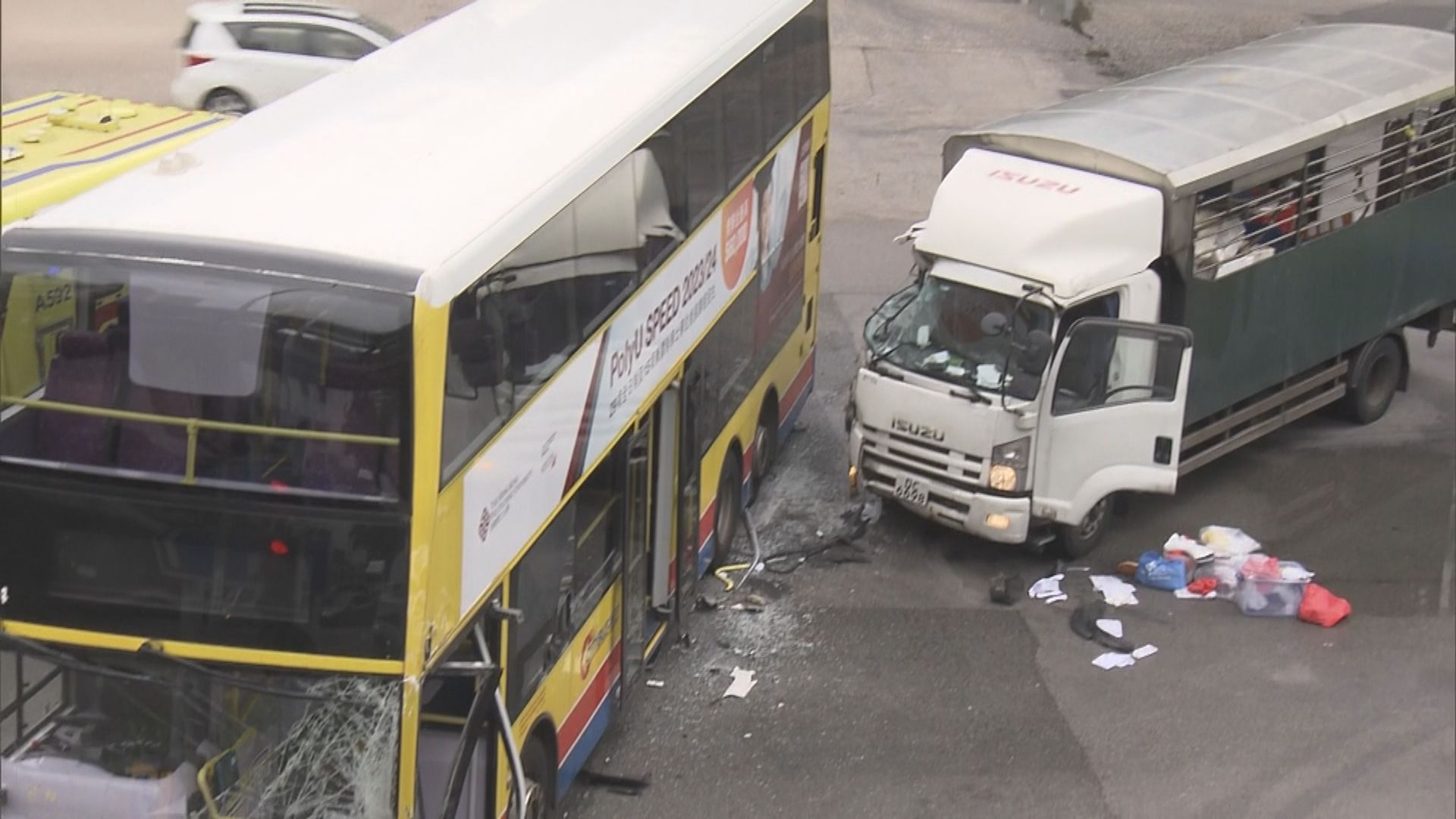 深水埗城巴與貨車相撞二人送院