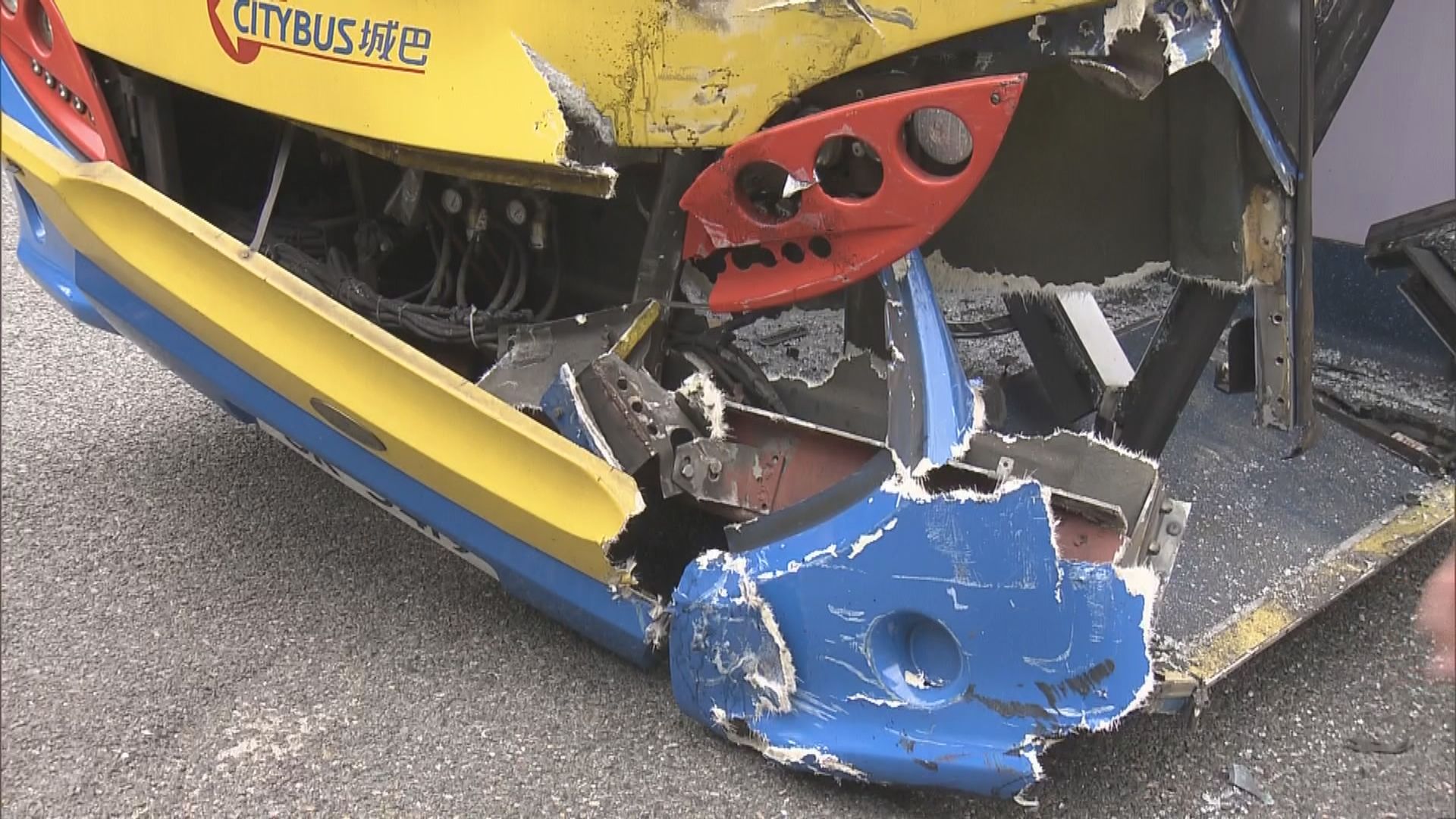 深水埗城巴與貨車相撞二人送院