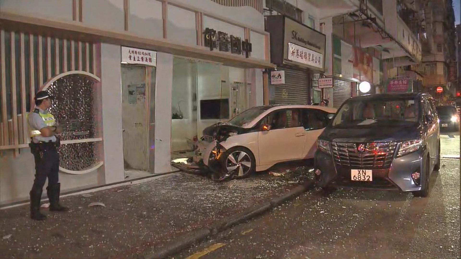 深水埗私家車撞店舖司機失蹤無人傷