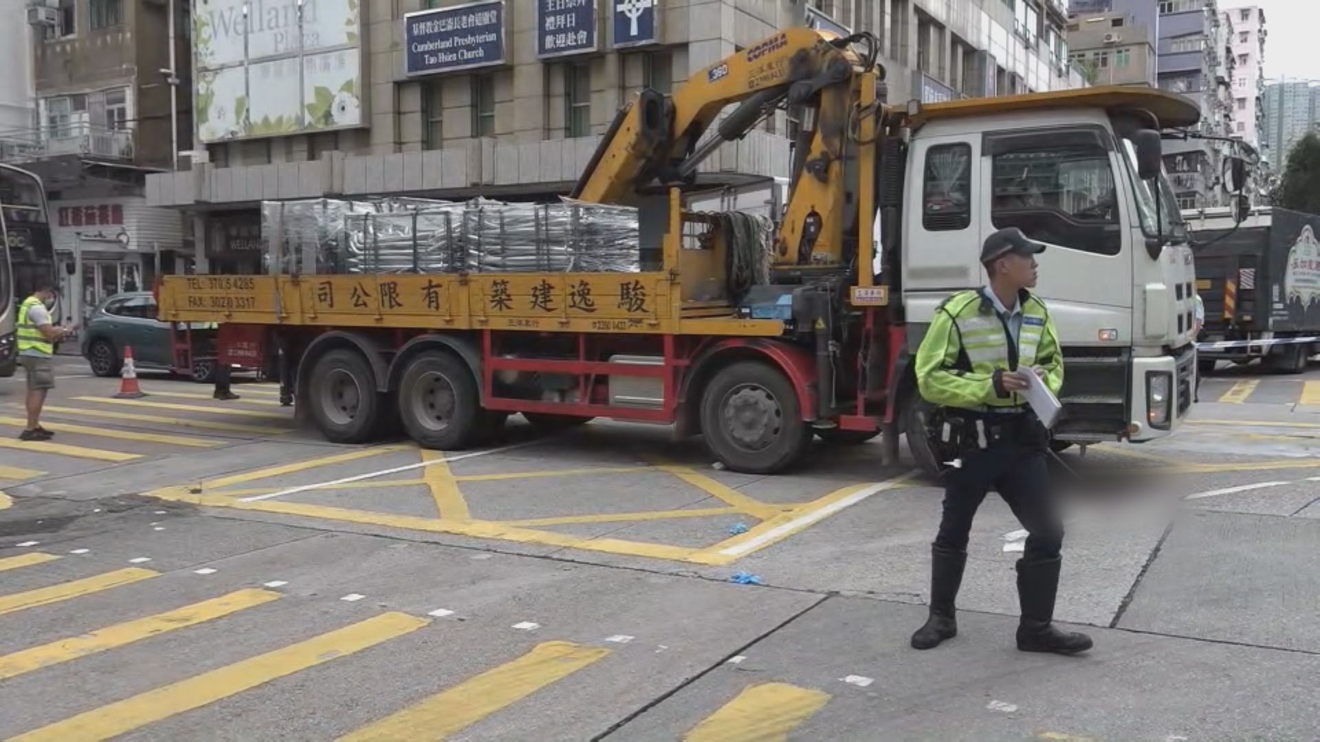 深水埗老翁被困吊臂車底 司機涉危險駕駛被捕