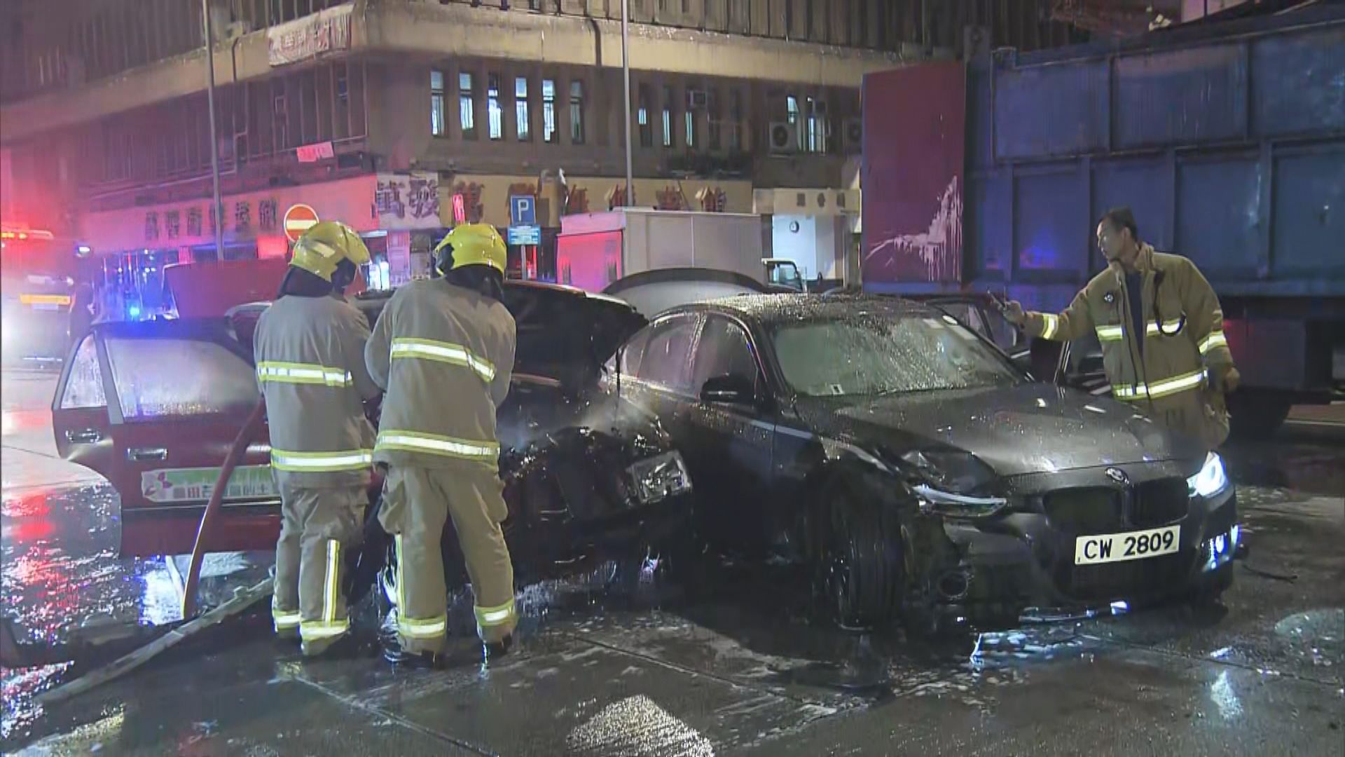 深水埗兩車相撞釀火警 四人受傷