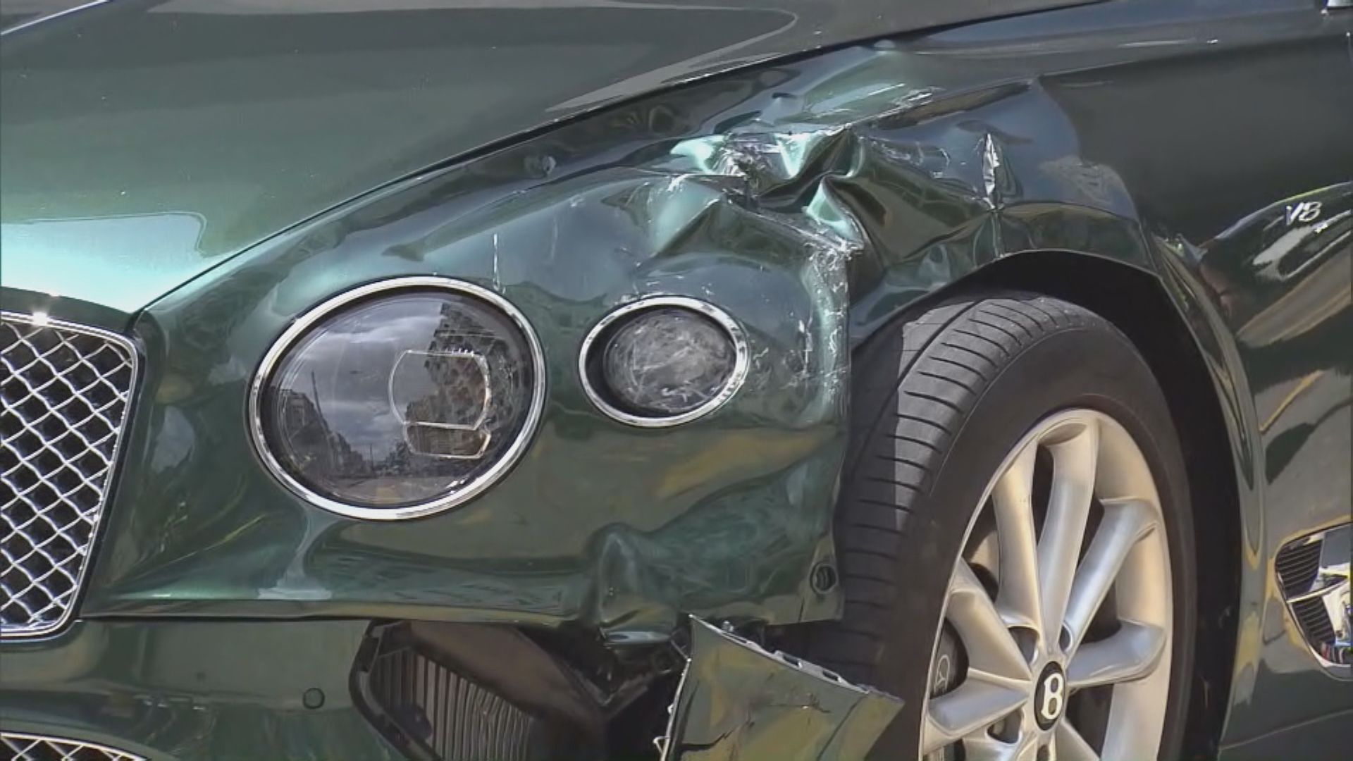 深水埗私家車與客貨車相撞兩人傷