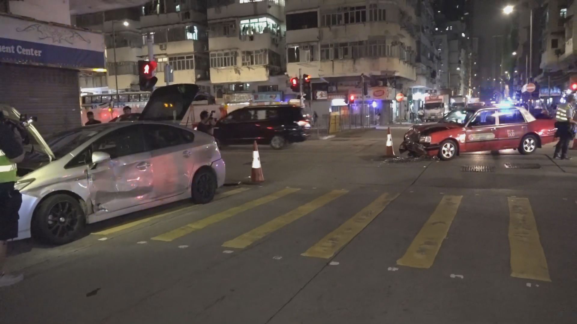 深水埗私家車的士相撞兩司機傷　一人昏迷送院