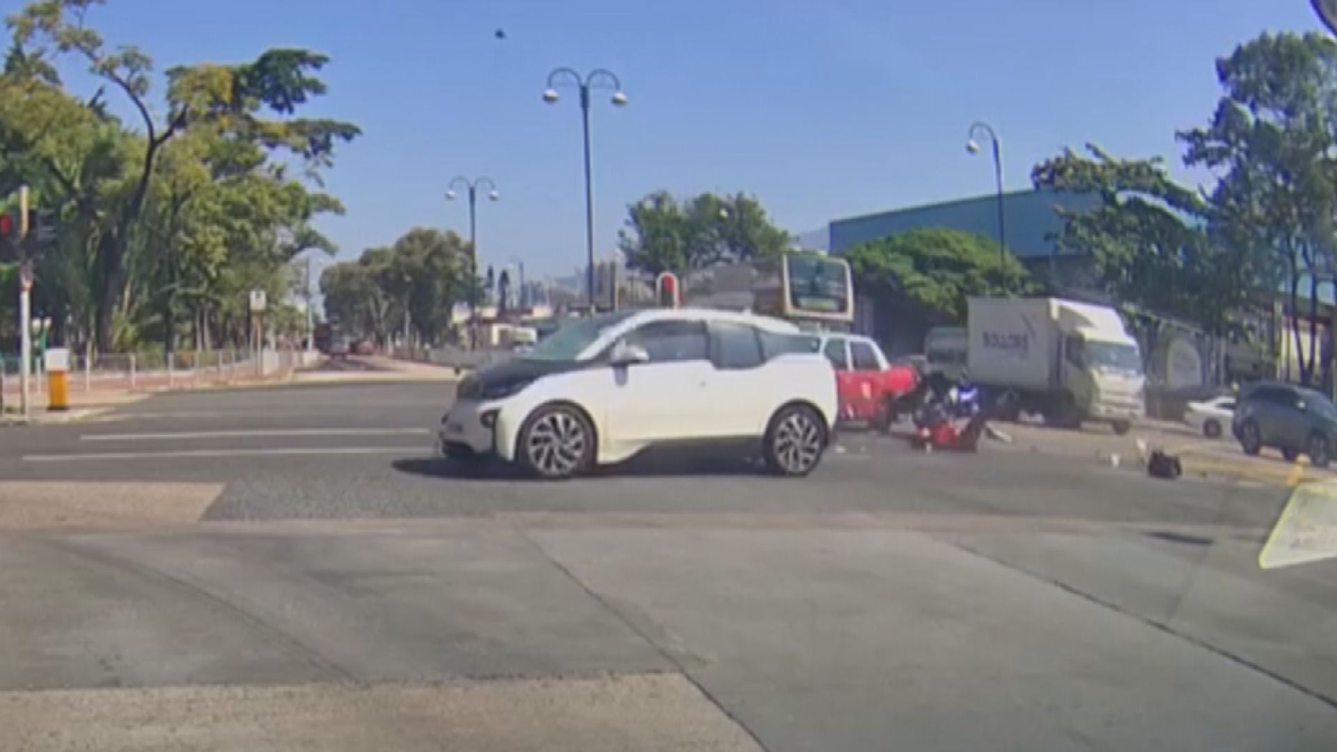 沙田私家車疑衝燈撞倒電單車司機死亡