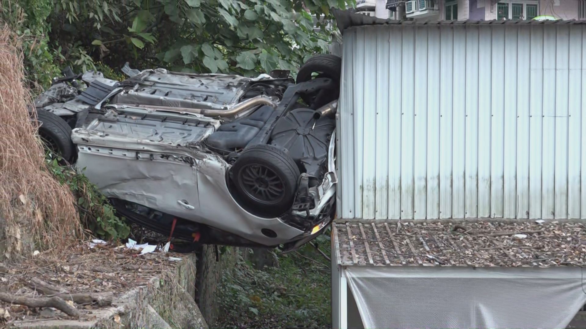 馬料水私家車衝落山壓村屋　司機輕傷