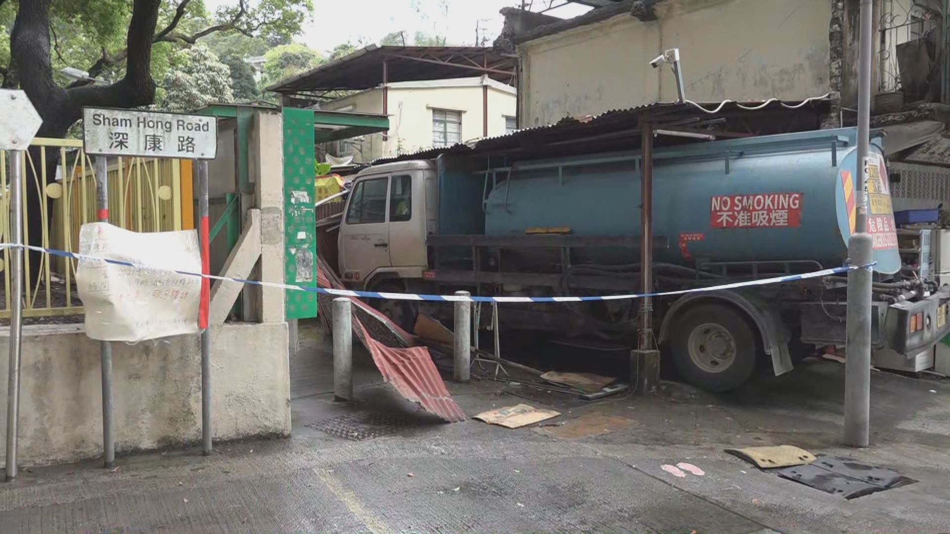 深井有運油車溜前衝入店舖　司機受傷