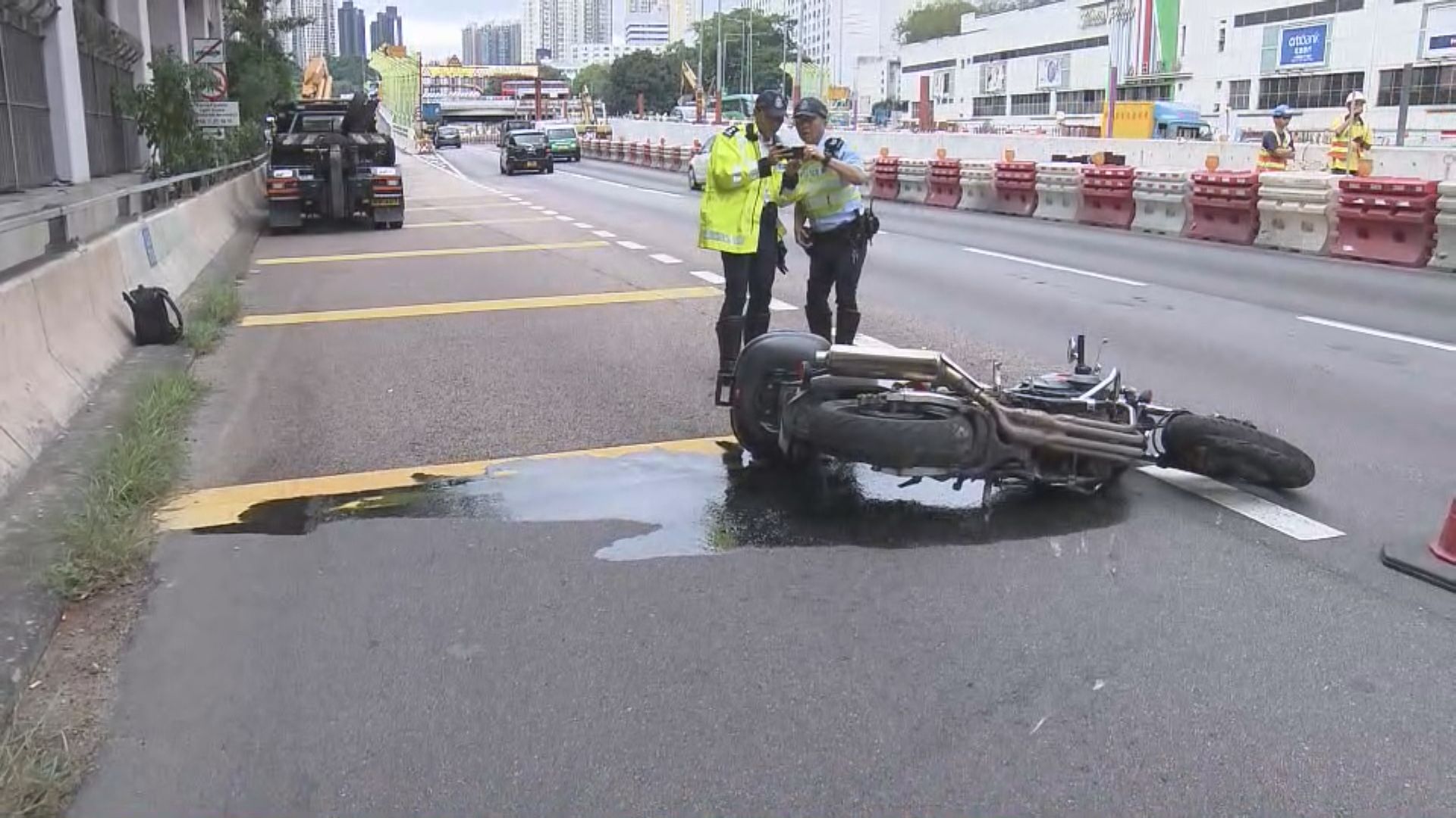 電單車沙田疑失控撞防撞欄 男乘客身亡 司機受傷