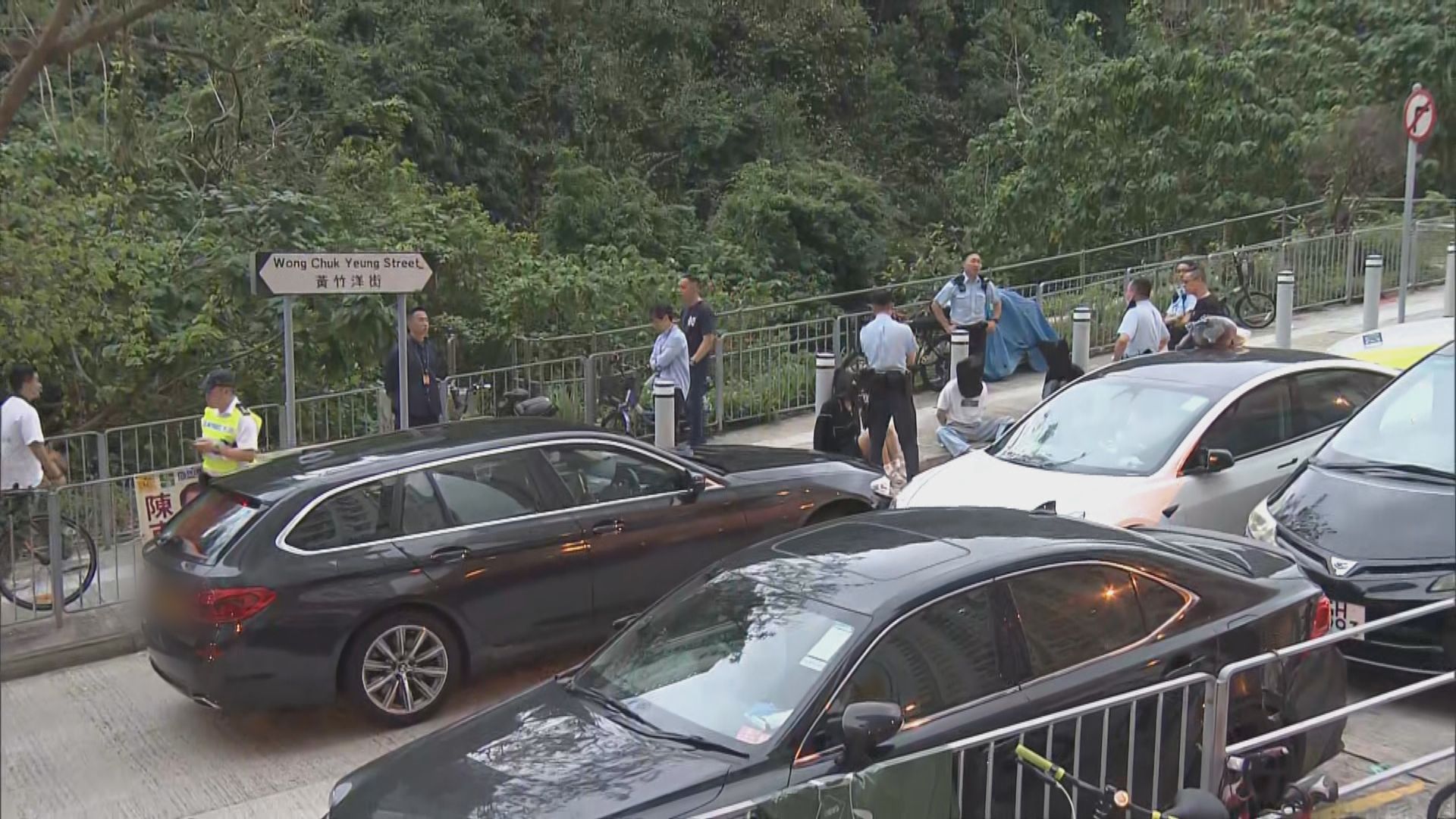 尖沙咀電動私家車衝路障　四人被捕兩警傷