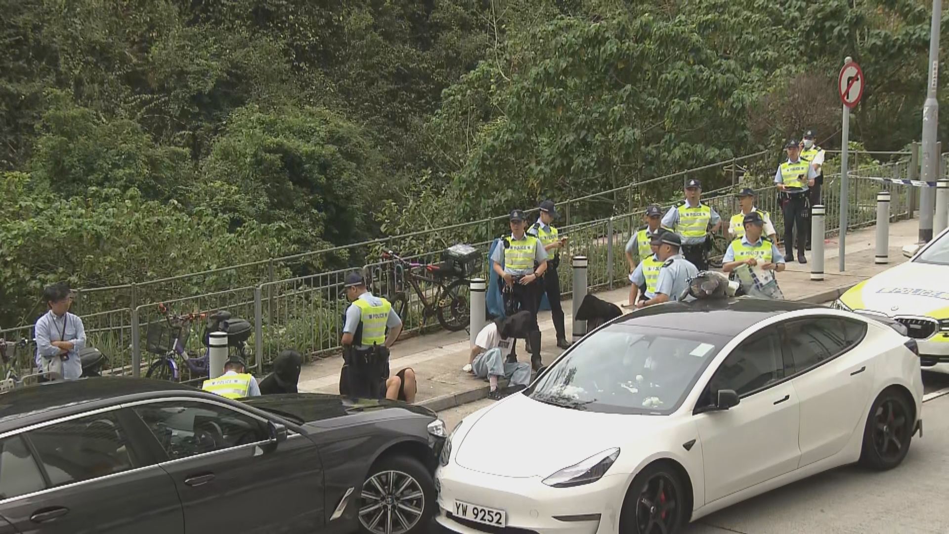 尖沙咀電動私家車衝路障　四人被捕兩警傷