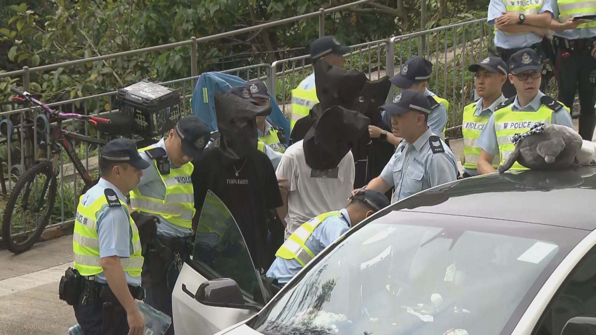 尖沙咀電動私家車衝路障　四人被捕兩警傷