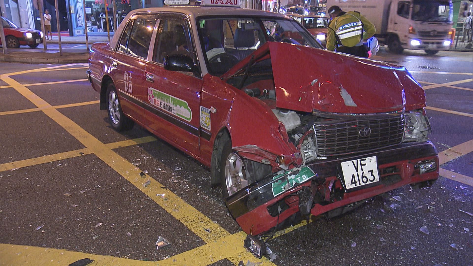 上環三輛的士相撞三人傷