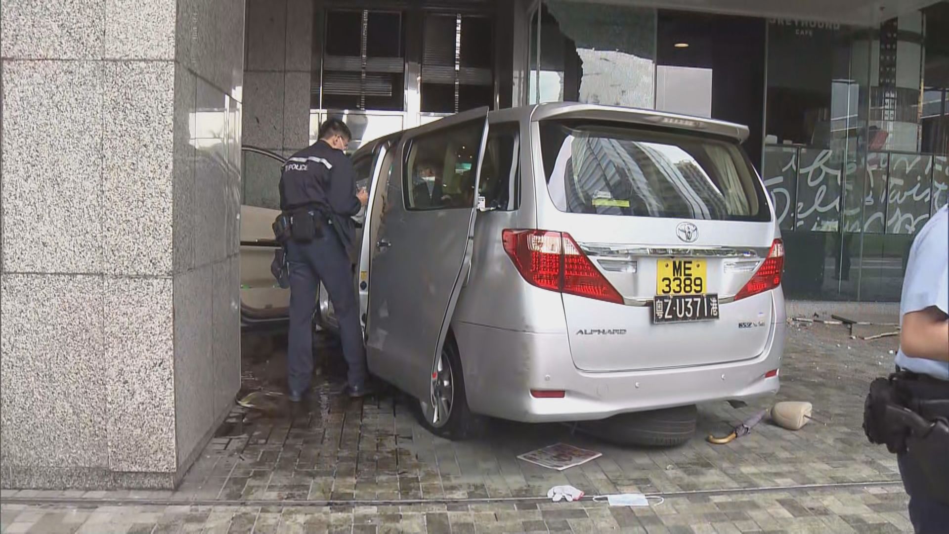 太古城私家車衝上行人路三人受傷