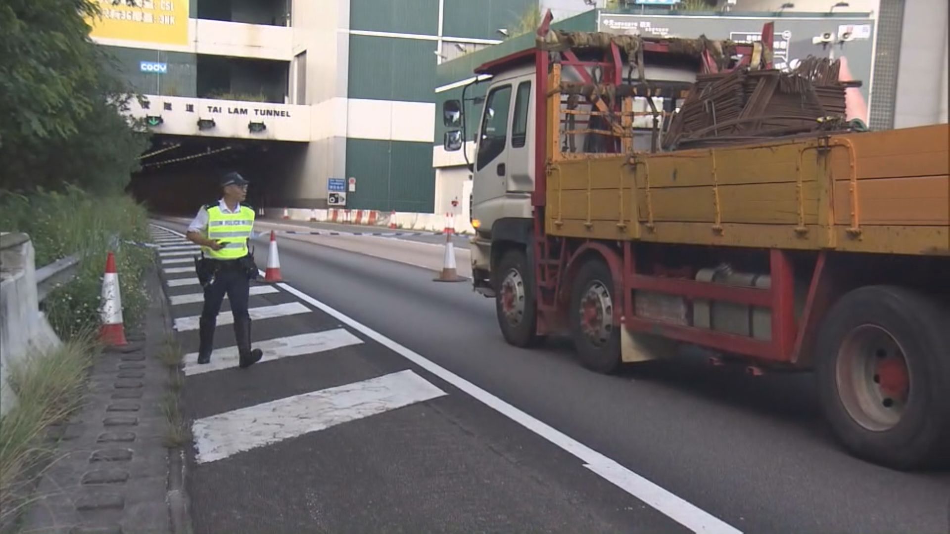 大欖隧道兩私家車碰撞 司機下車遭貨車撞傷