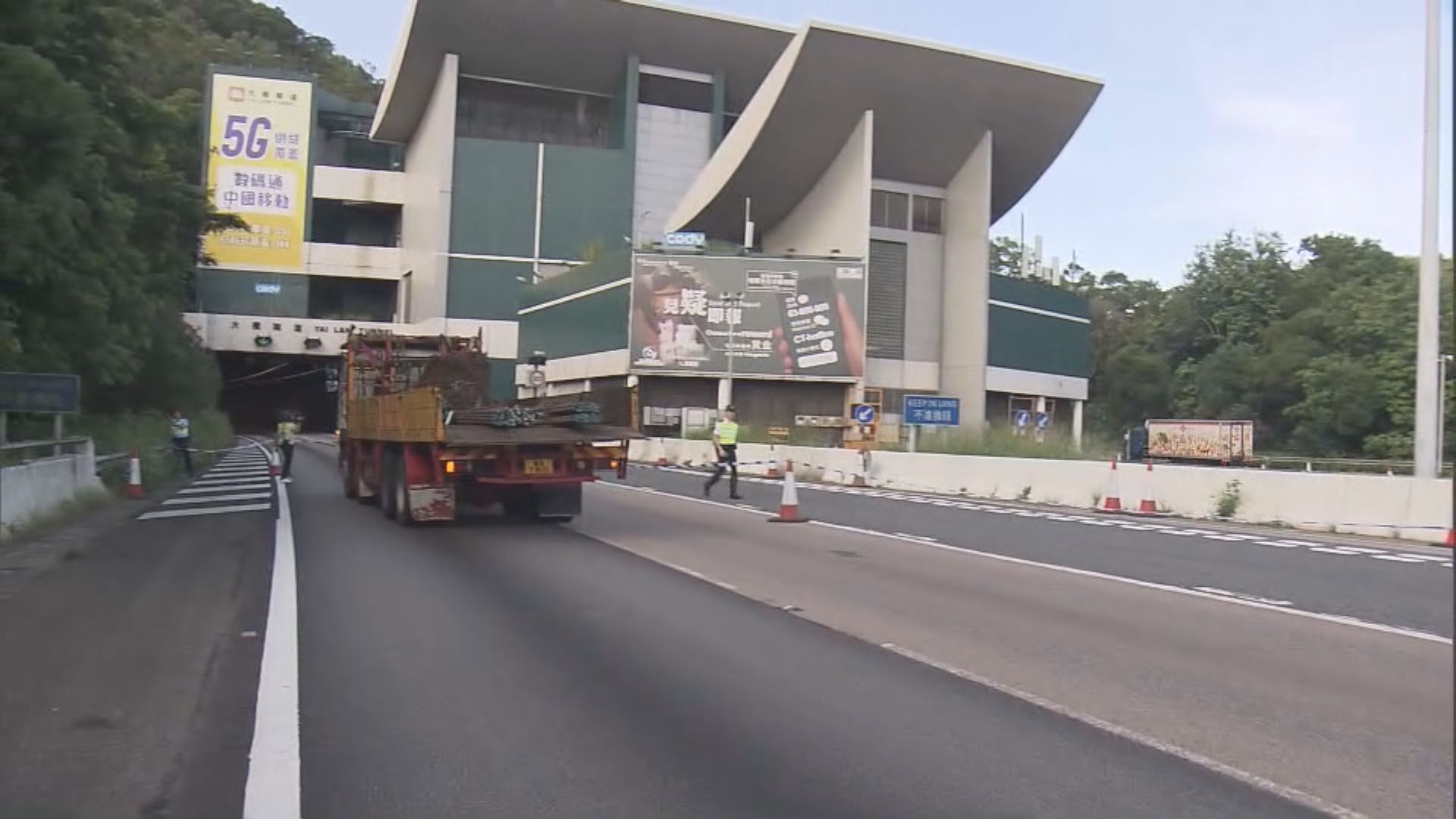 大欖隧道兩私家車碰撞 司機下車遭貨車撞倒死亡