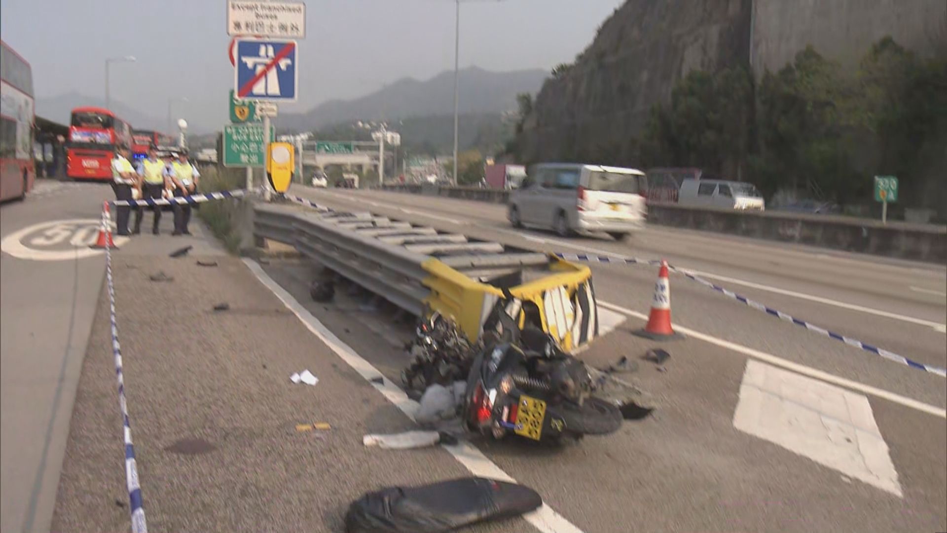 屯門公路電單車司機撞欄送院亡