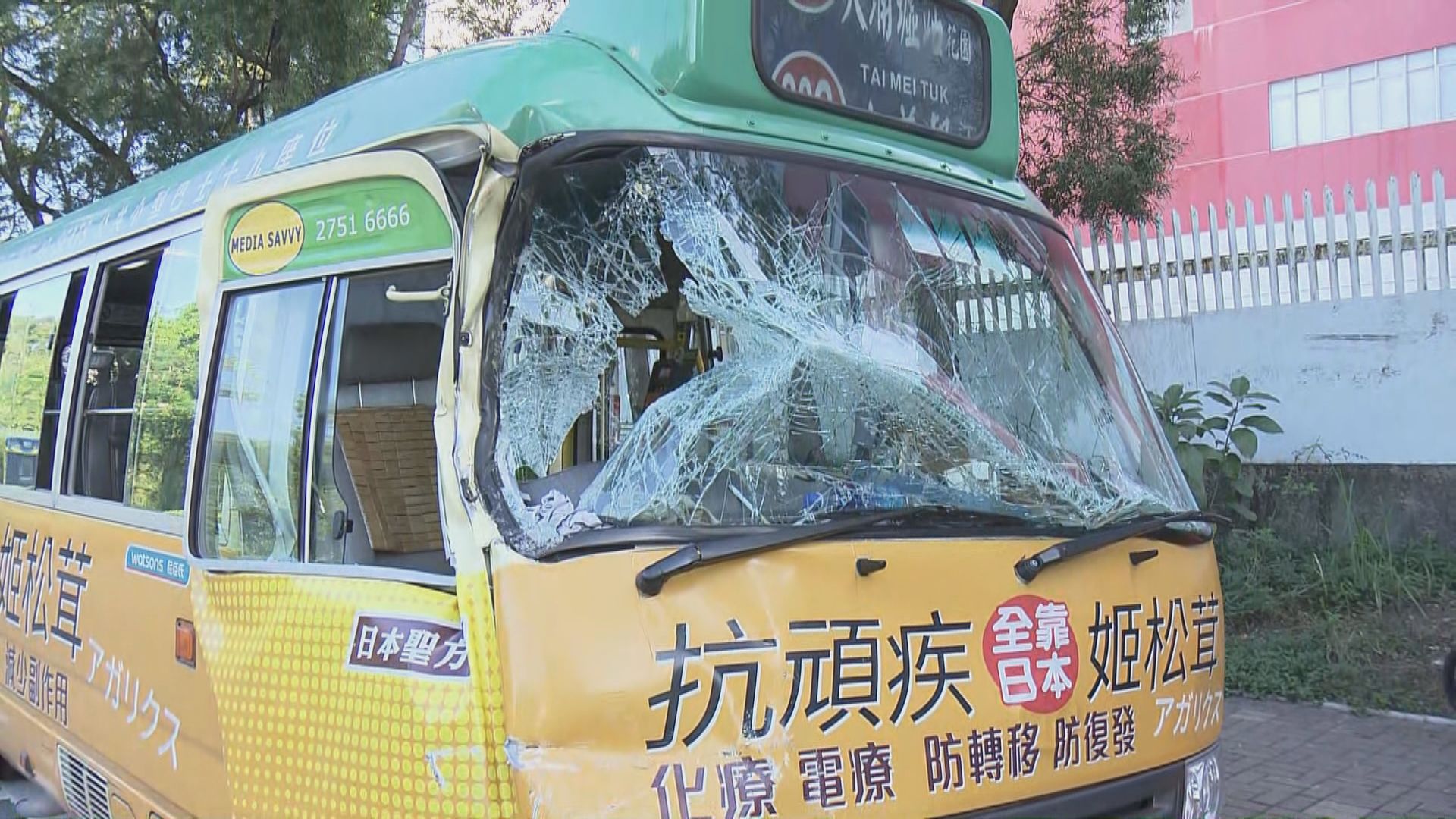 大埔小巴與混凝土車相撞十多人受傷