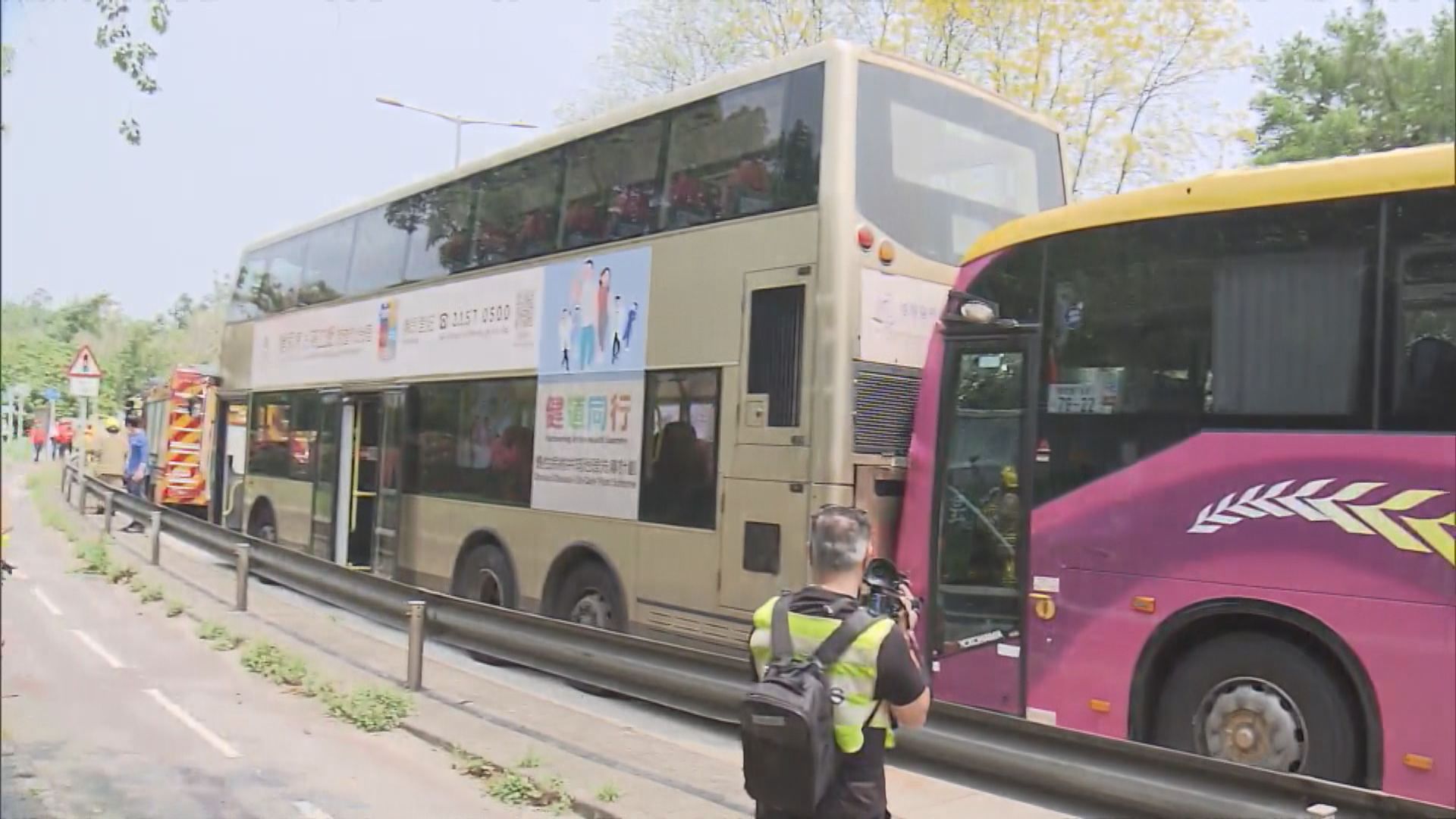 大埔旅遊巴和九巴相撞 12人輕傷