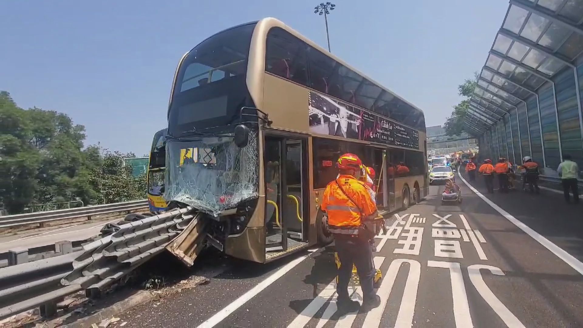 九巴大埔吐露港公路撞防撞欄　至少11人受傷