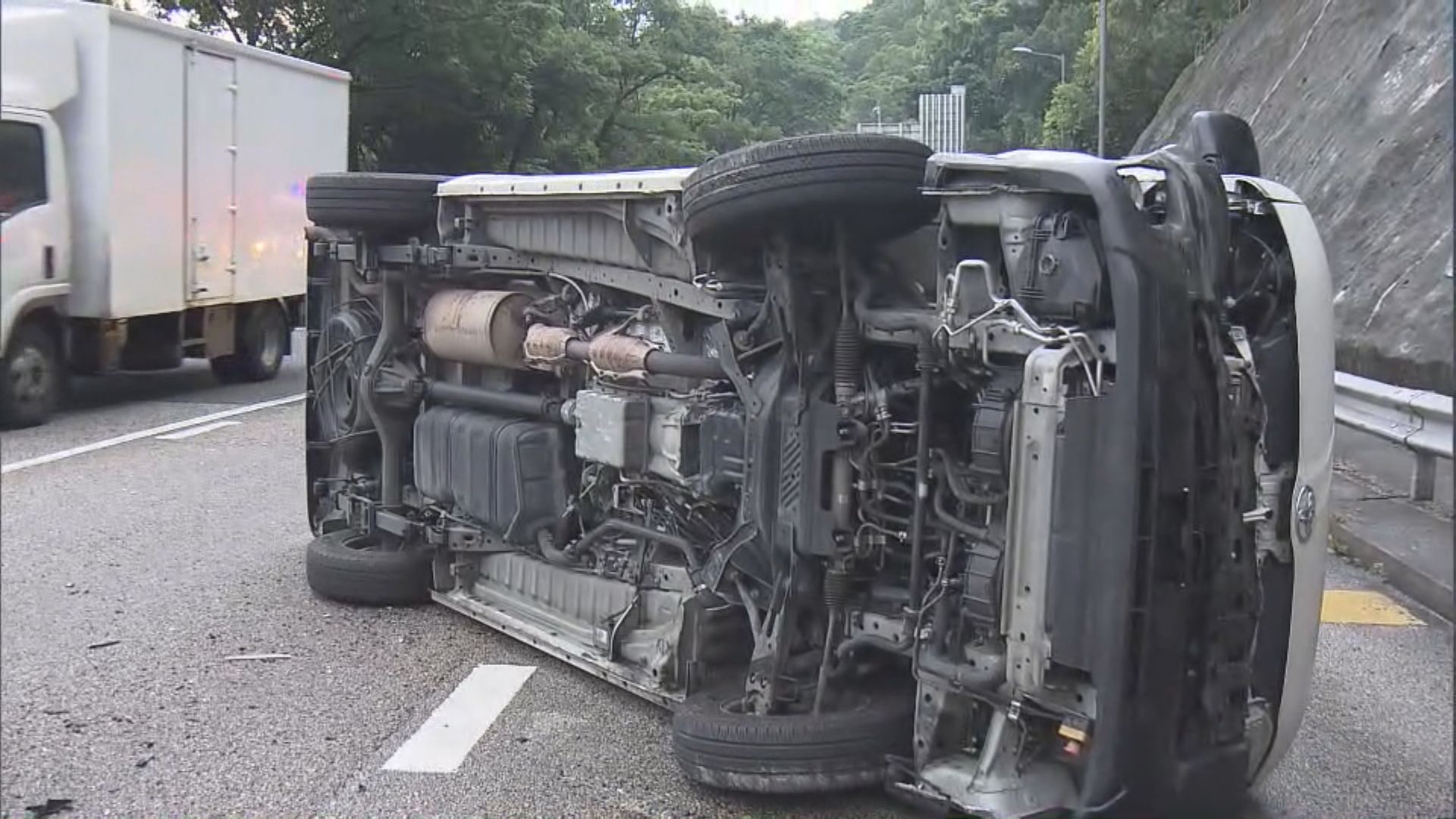 獅子山隧道公路客貨車翻側兩人送院