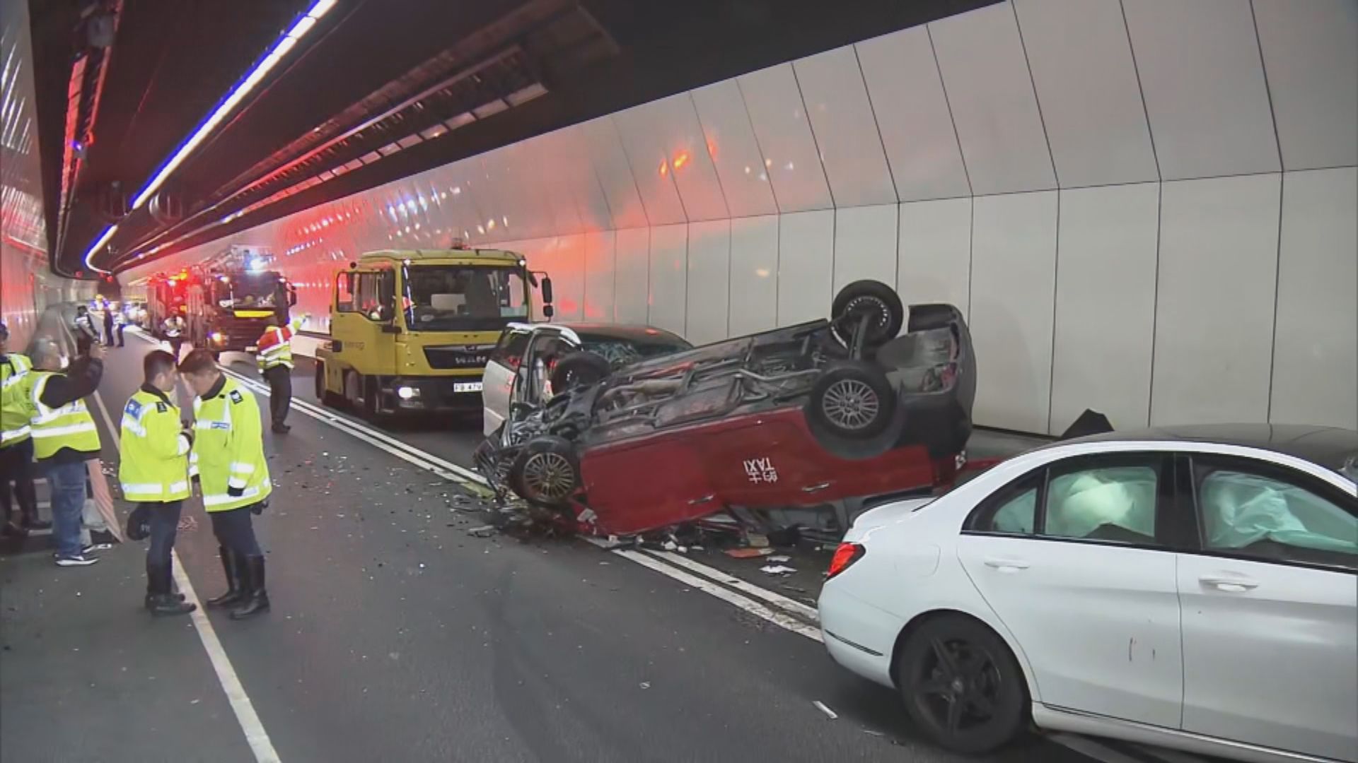 城門隧道三車相撞釀四傷　一司機逃逸