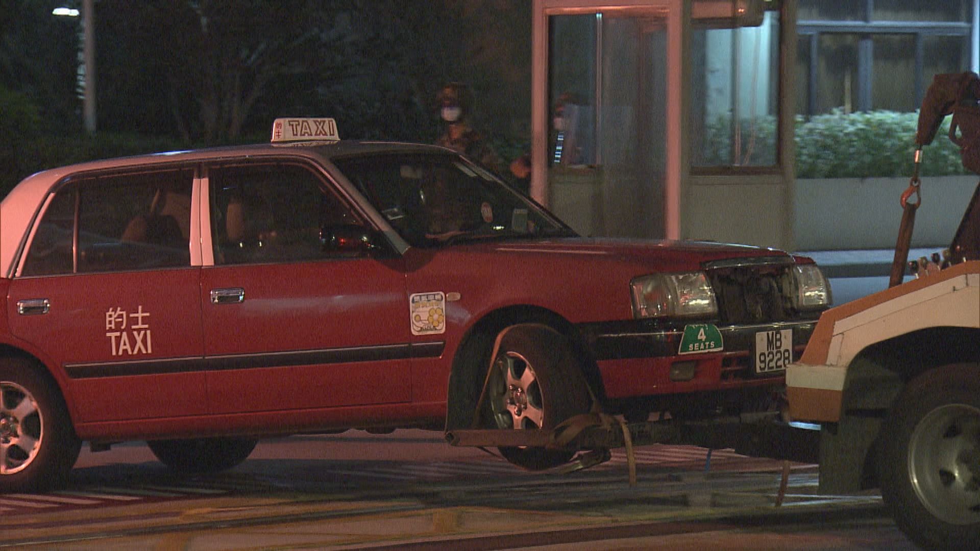 的士撞毀解放軍營車閘　司機涉刑毀及非法進入禁區被捕