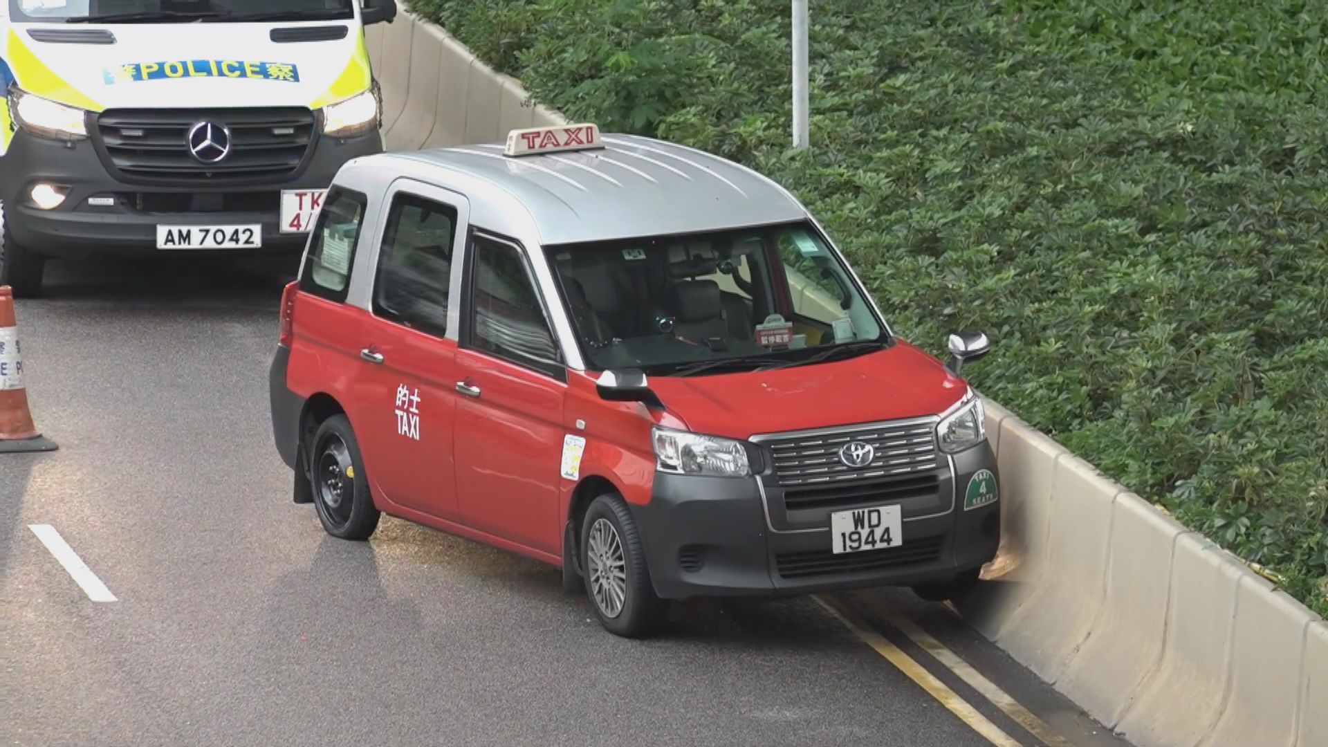 九龍灣的士司機疑病發失事撞壆送院亡