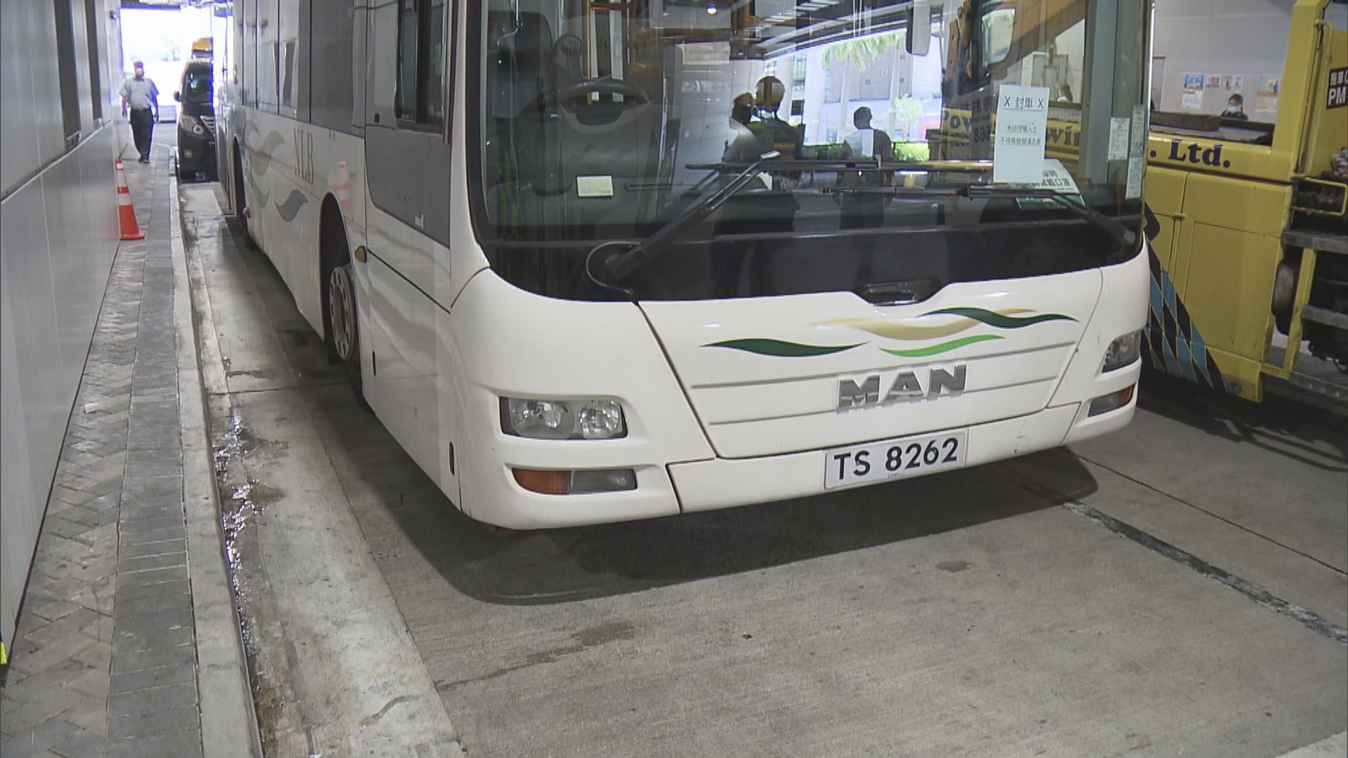 東涌持拐杖男子遭巴士撞倒　腳被輾傷